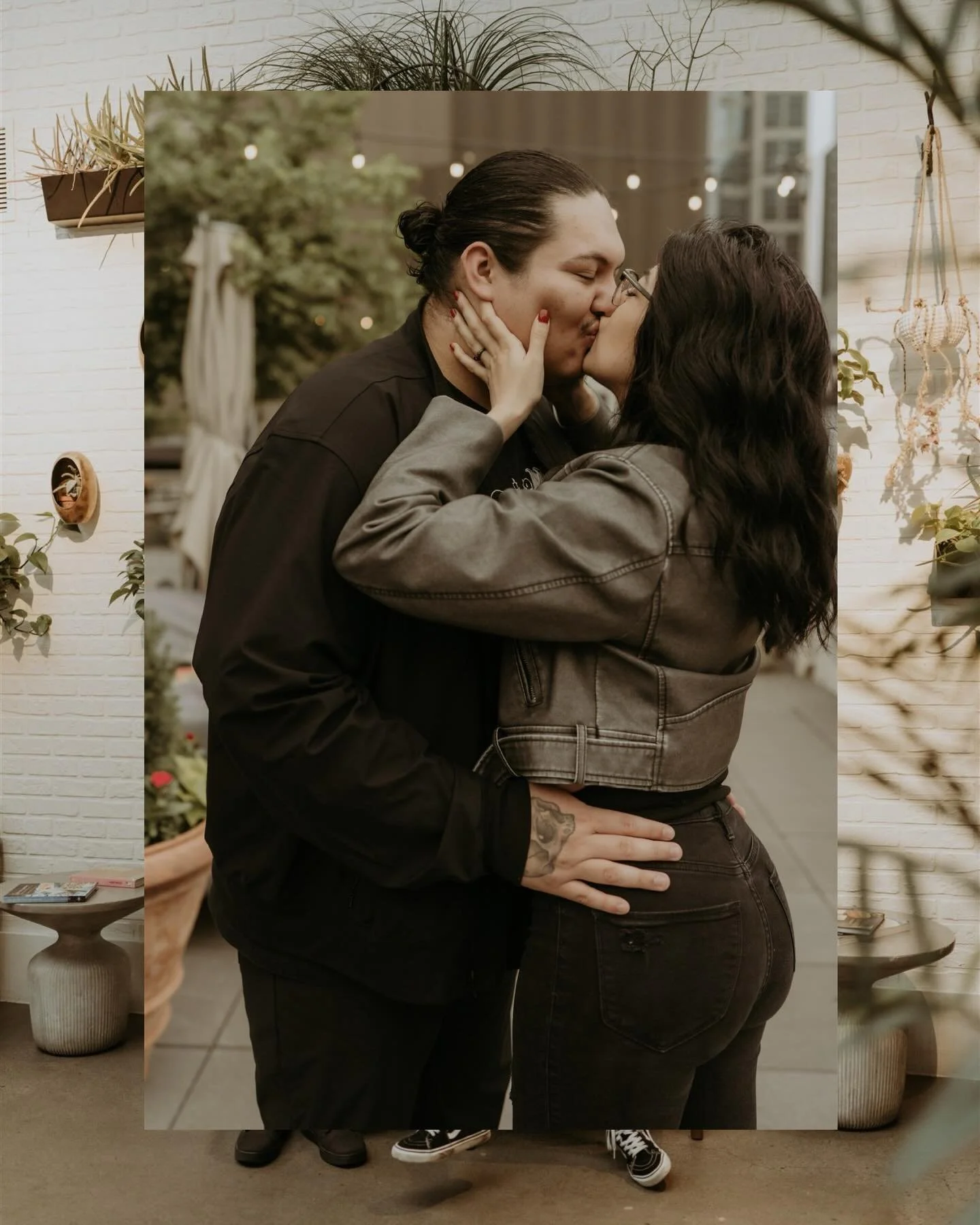 Needing more downtown Nashville engagement sessions in my life ✈️
.
.
#nashvilleengagementphotographer #nashvilleweddingphotographer #destinationsweddingphotographer #tnwedding