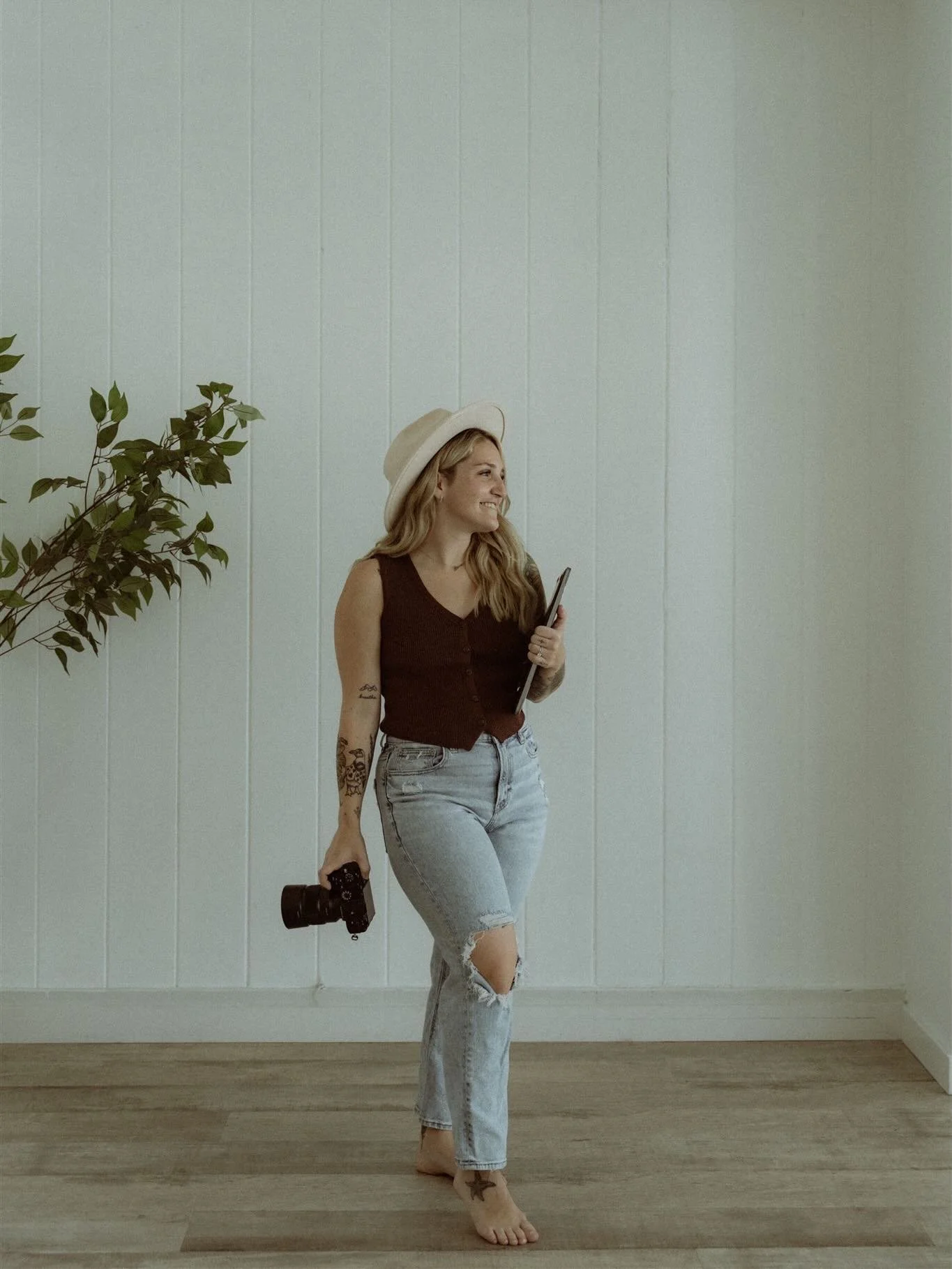 HI LOVERS ✨I&rsquo;m Makayla &mdash; a destination wedding photographer who is always ready to hop on a plane and ready to capture love stories.
.
What started as a deep love for travel turned into a way to blend adventure with capturing once-in-a-li