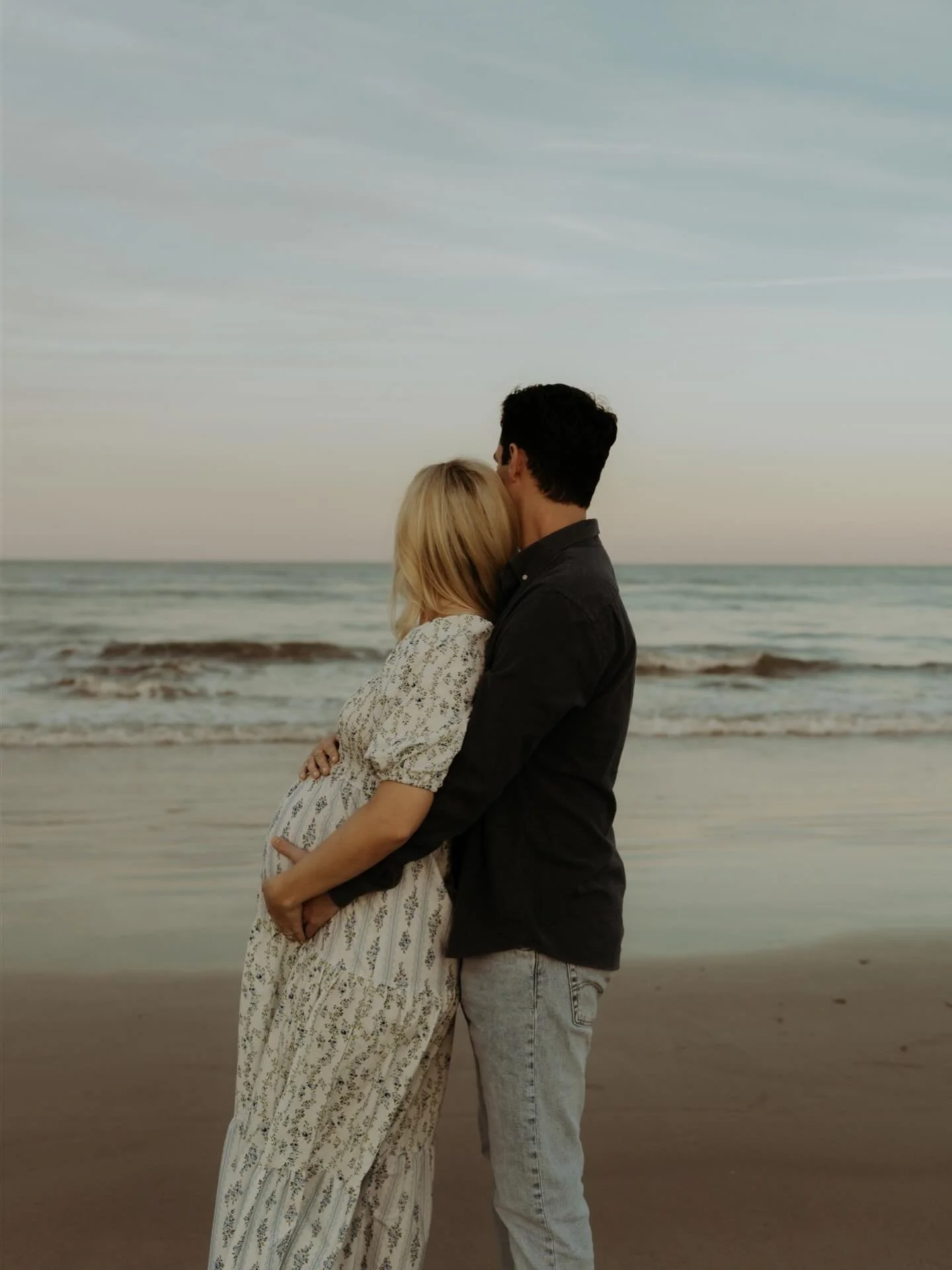 absolutely can't wait to meet this bundle of joy 🥹 
.
.
.
#beachmaternity #maternityportraits #coupleportraits #beachportraits