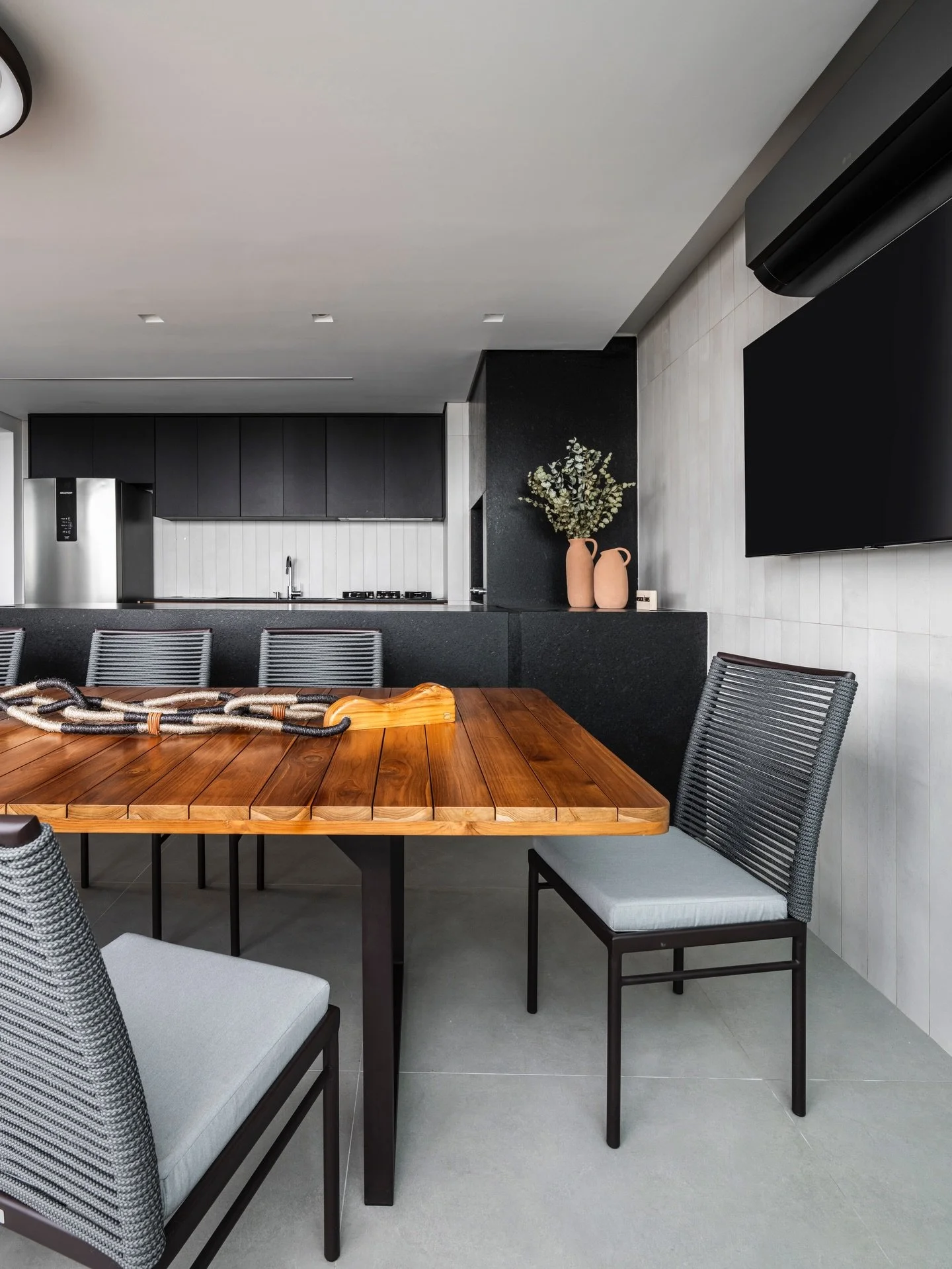 Sofistica&ccedil;&atilde;o em cada detalhe.
Neste ambiente, o contraste entre o madeirado natural e os tons neutros refor&ccedil;a a proposta de um espa&ccedil;o contempor&acirc;neo e acolhedor.
A escolha dos materiais e o desenho do mobili&aacute;ri