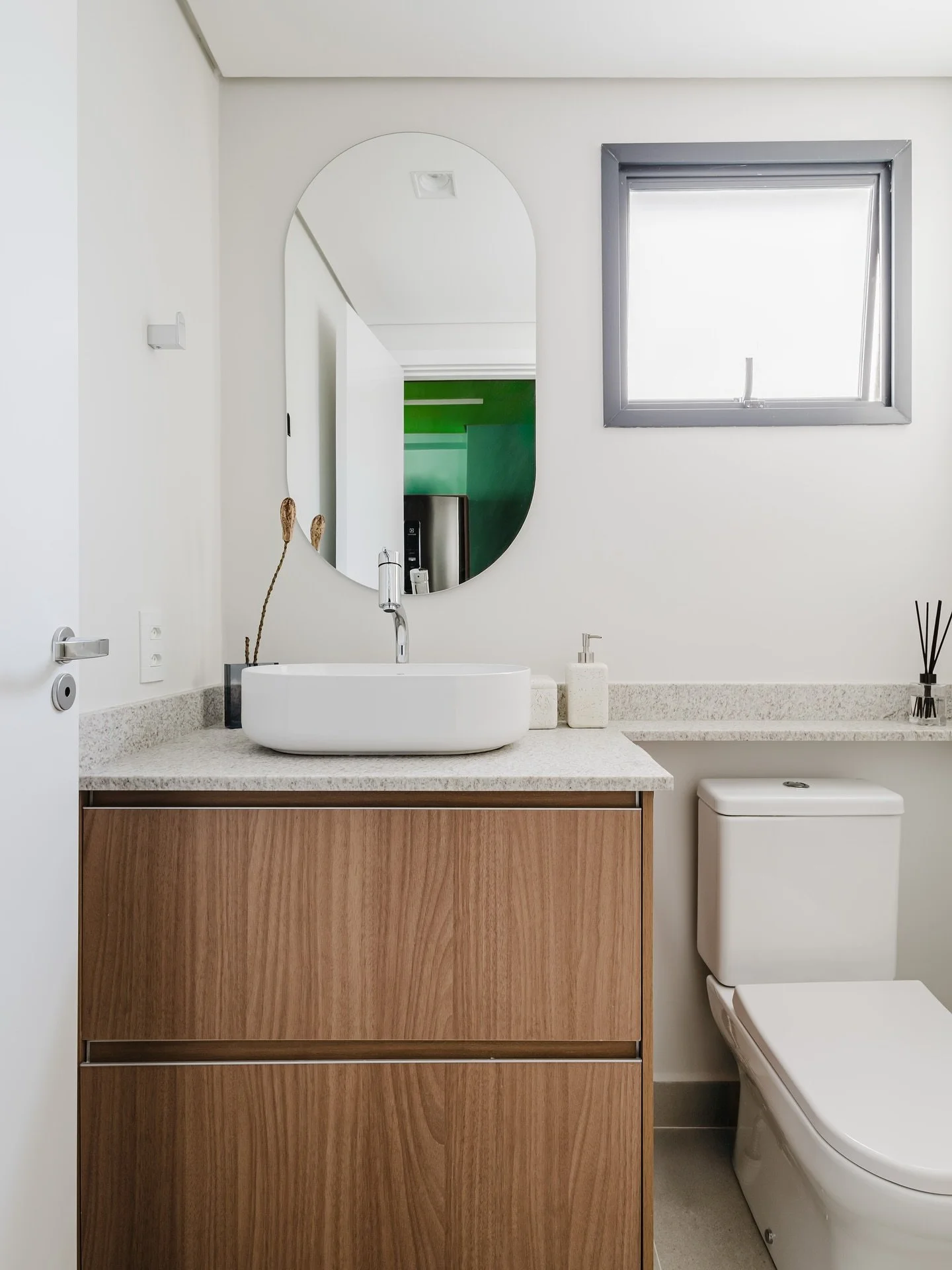 Simplicidade elegante no banheiro 🖤 

Funcional e acolhedor, o banheiro do Studio TL traduz a ess&ecirc;ncia do projeto: solu&ccedil;&otilde;es inteligentes com est&eacute;tica leve. A marcenaria em tom amadeirado aquece o ambiente, contrastando sua