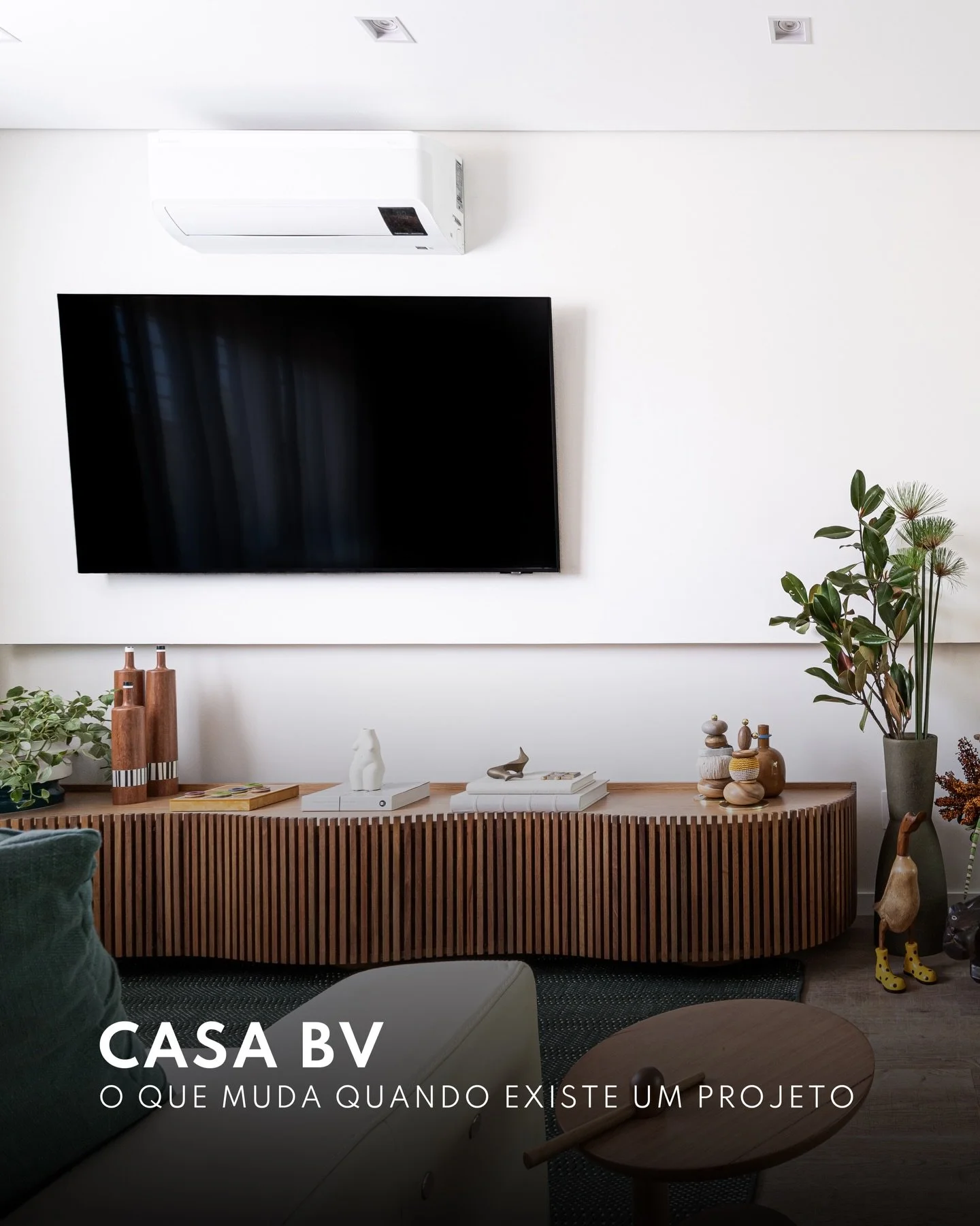 Todo projeto come&ccedil;a pela an&aacute;lise do que n&atilde;o funciona no espa&ccedil;o.

Antes, o ambiente n&atilde;o tinha um uso definido,
a circula&ccedil;&atilde;o n&atilde;o era clara
e o espa&ccedil;o n&atilde;o refletia a rotina de quem ir