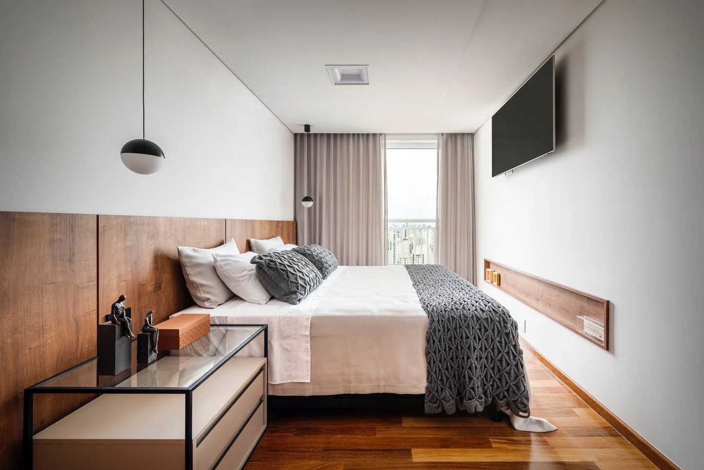 Um quarto precisa, antes de tudo, funcionar para o descanso.

Neste projeto, cada escolha partiu da rotina:
ilumina&ccedil;&atilde;o adequada,
marcenaria funcional
e uma atmosfera que convida &agrave; pausa.

O resultado &eacute; um espa&ccedil;o sil