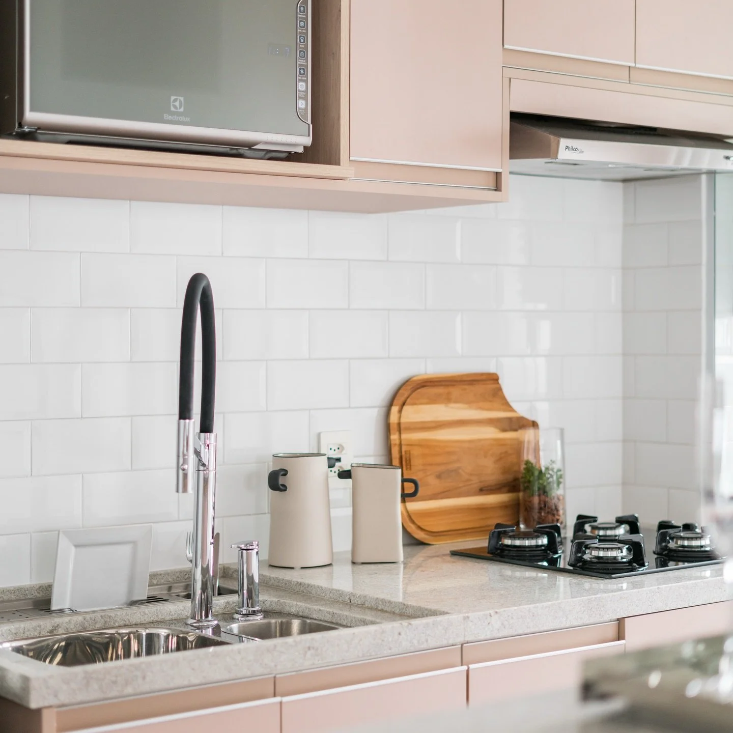 Um #tbt para aquecer o cora&ccedil;&atilde;o! 🤍 Direto de 2021, essa cozinha continua provando que o bom design n&atilde;o tem prazo de validade.

Projetar espa&ccedil;os atemporais &eacute; o nosso maior desafio e nossa maior alegria. Olhar para es