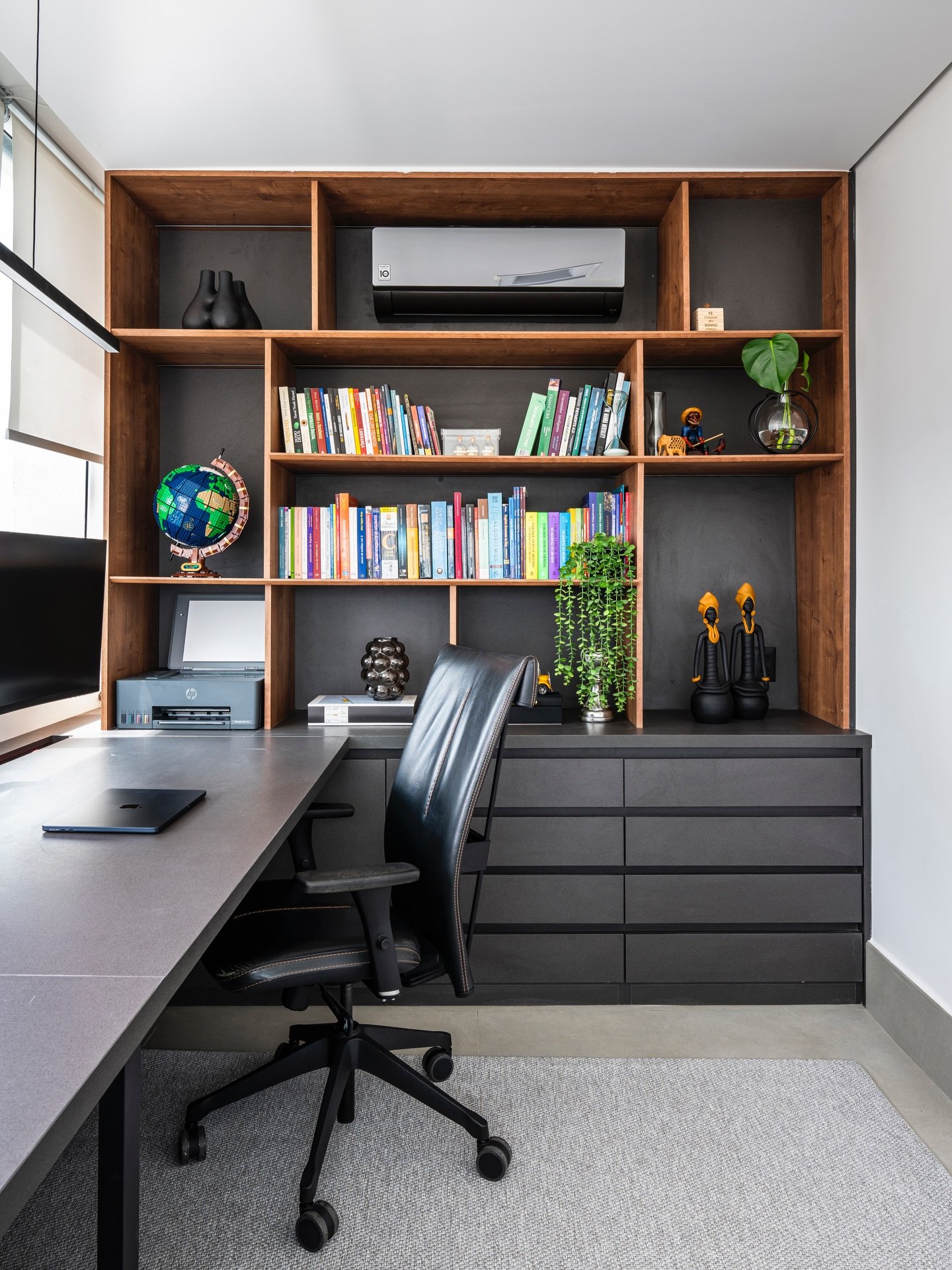 Arraste para o lado para ver como era este espa&ccedil;o! 👀

Transformar uma varanda aberta em um home office produtivo e sofisticado &eacute; um dos desafios que mais amamos. N&atilde;o &eacute; apenas sobre fechar o ambiente, mas sobre dar a ele u