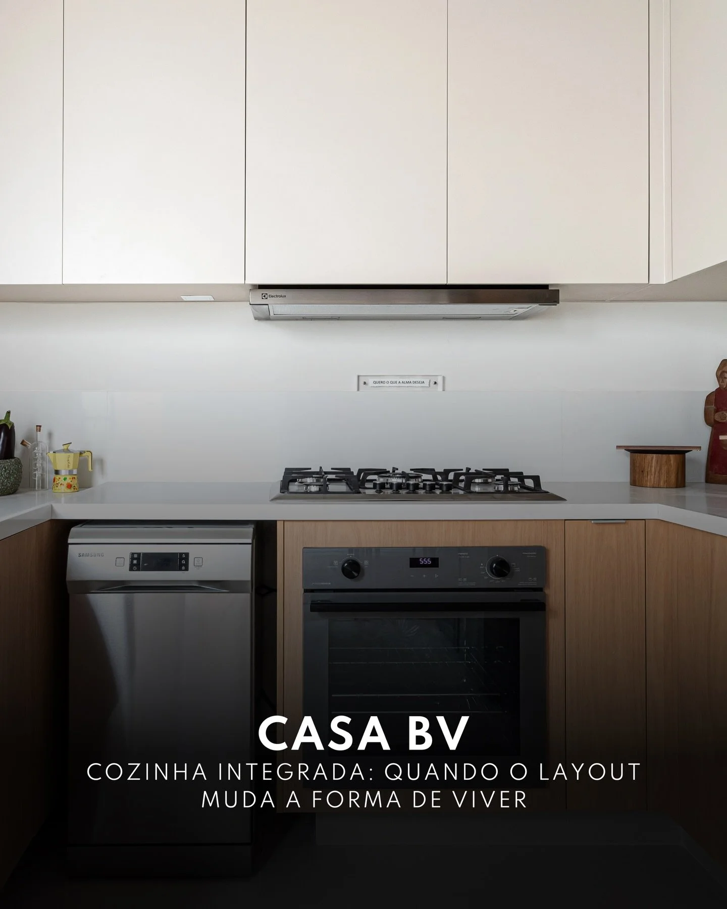 Na Casa BV, a integra&ccedil;&atilde;o da cozinha n&atilde;o foi uma decis&atilde;o est&eacute;tica.

Foi uma decis&atilde;o de uso.

Antes, o ambiente era fragmentado,
com circula&ccedil;&atilde;o pouco fluida
e pouca rela&ccedil;&atilde;o com os de