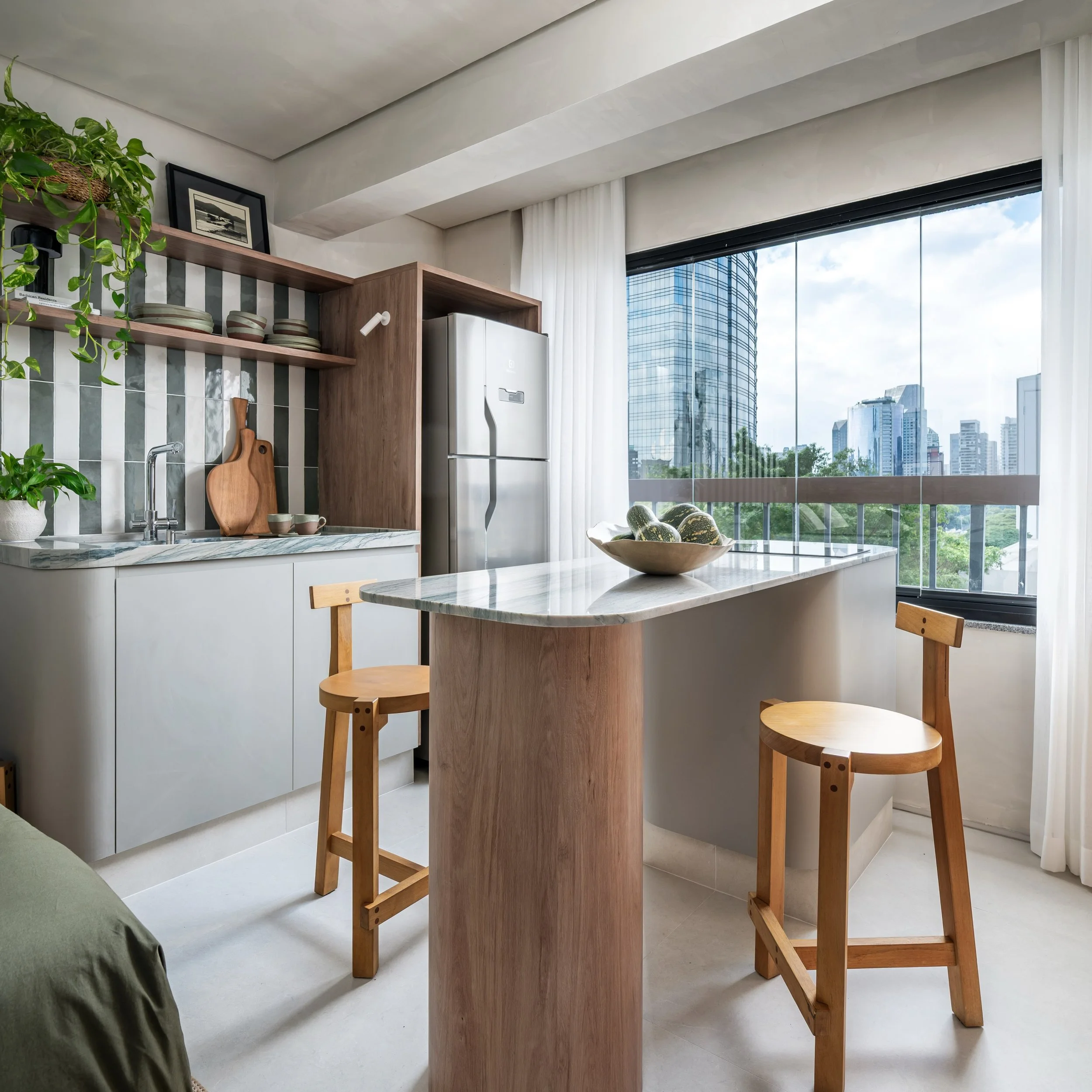 Em 27 m&sup2;, funcionalidade e est&eacute;tica precisam caminhar juntas.

A marcenaria em madeira percorre o studio e cria unidade entre cozinha e dormit&oacute;rio, enquanto o vidro canelado traz leveza, textura e permite ocultar diferentes fun&cce