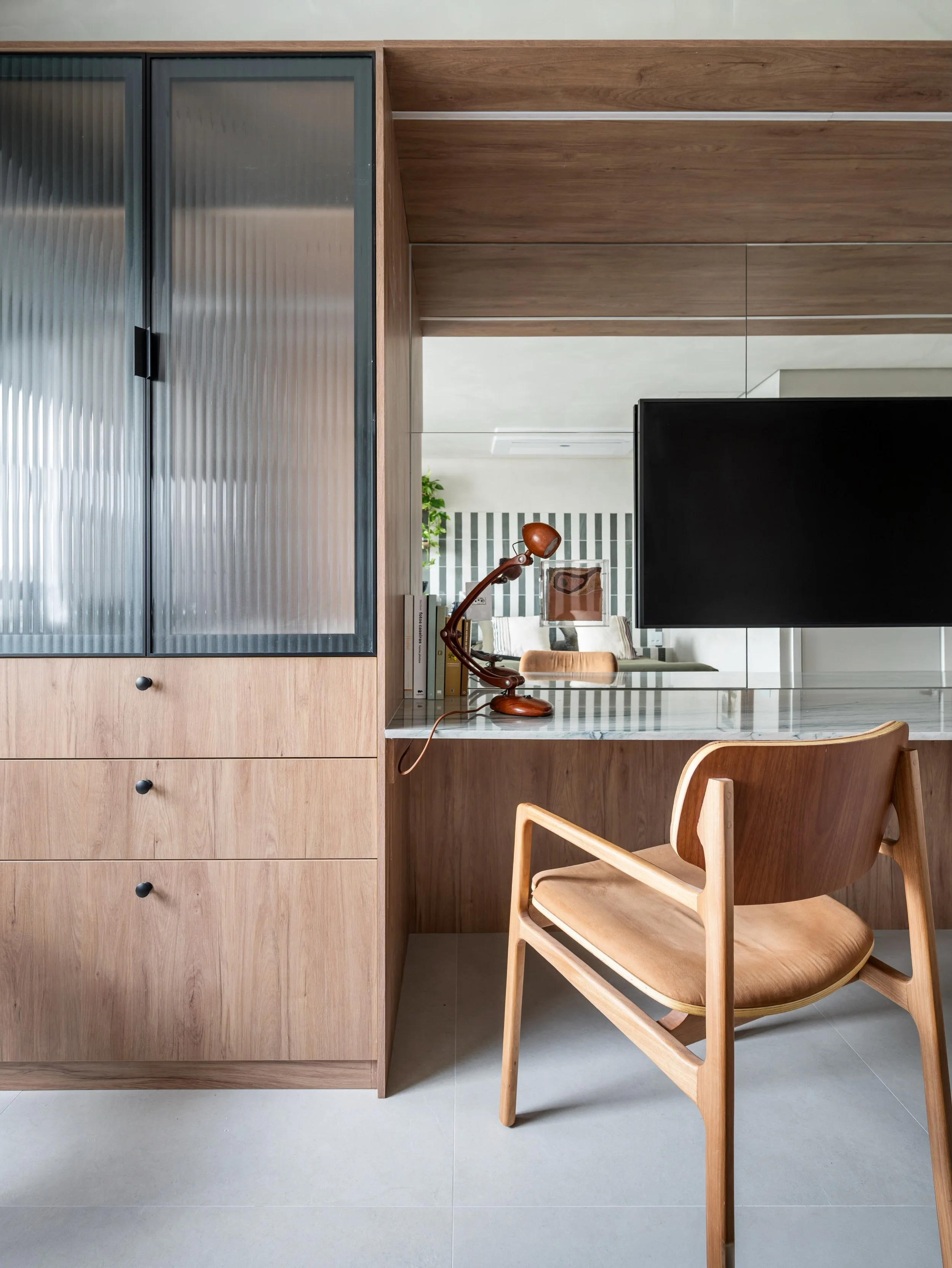 Texturas, reflexos e madeira natural em uma composi&ccedil;&atilde;o que equilibra funcionalidade e aconchego.

_______________________________
Apto CP | 27m2 

Projeto e execu&ccedil;&atilde;o: @limavari.arquitetos 
Marcenaria: @studiogrossiplanejad