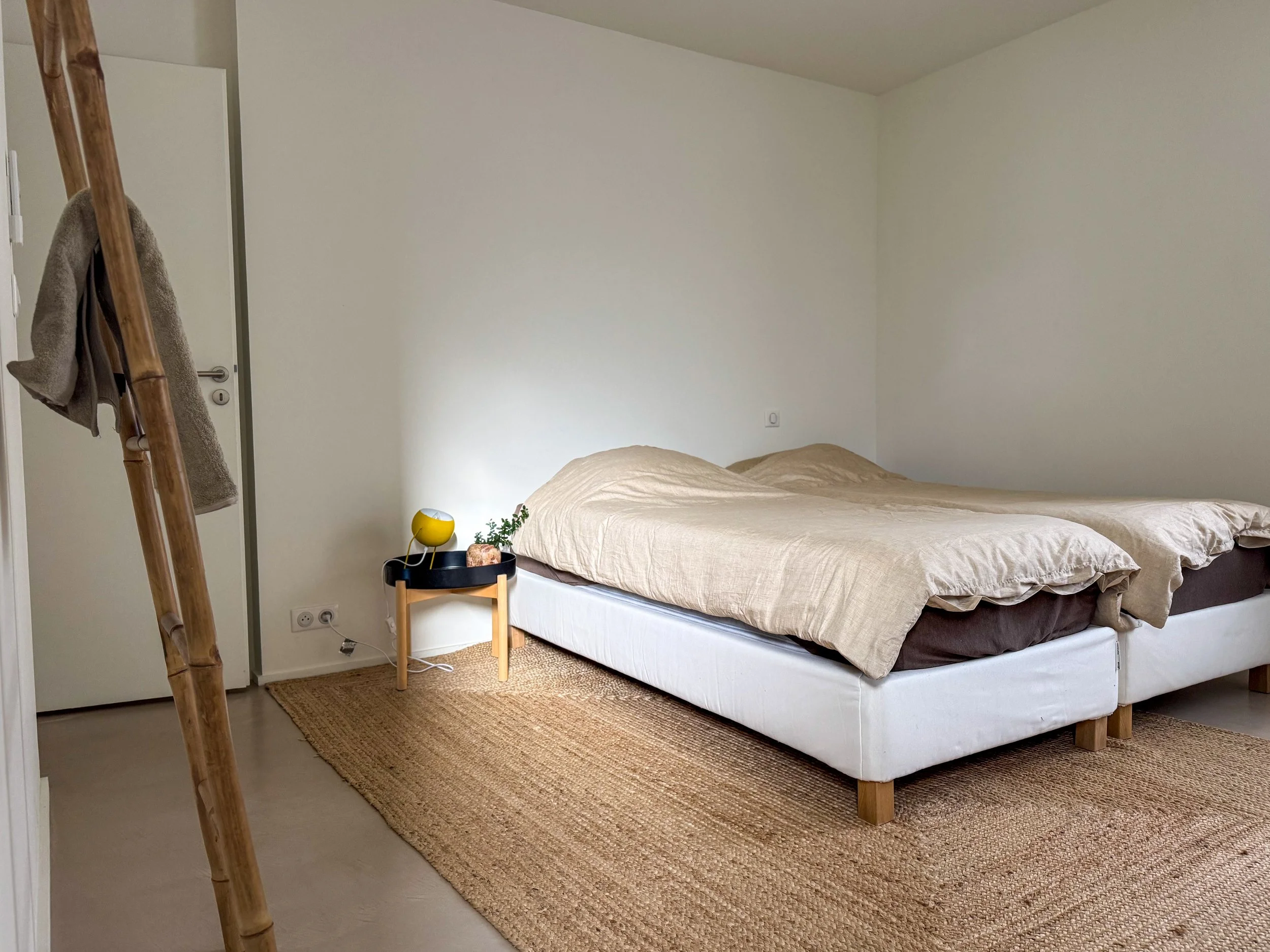 Ruime derde slaapkamer (17m2) met badkamer ensuite.