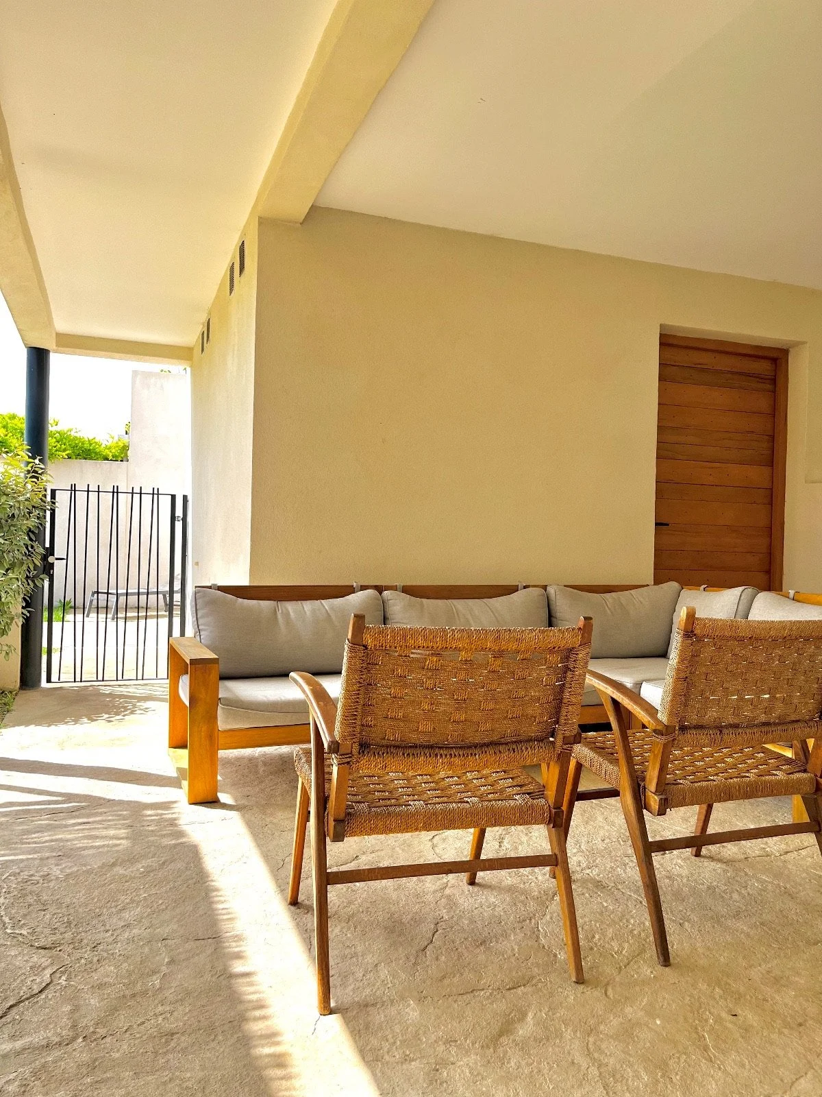 Overdekt terras met comfortabele loungehoek.