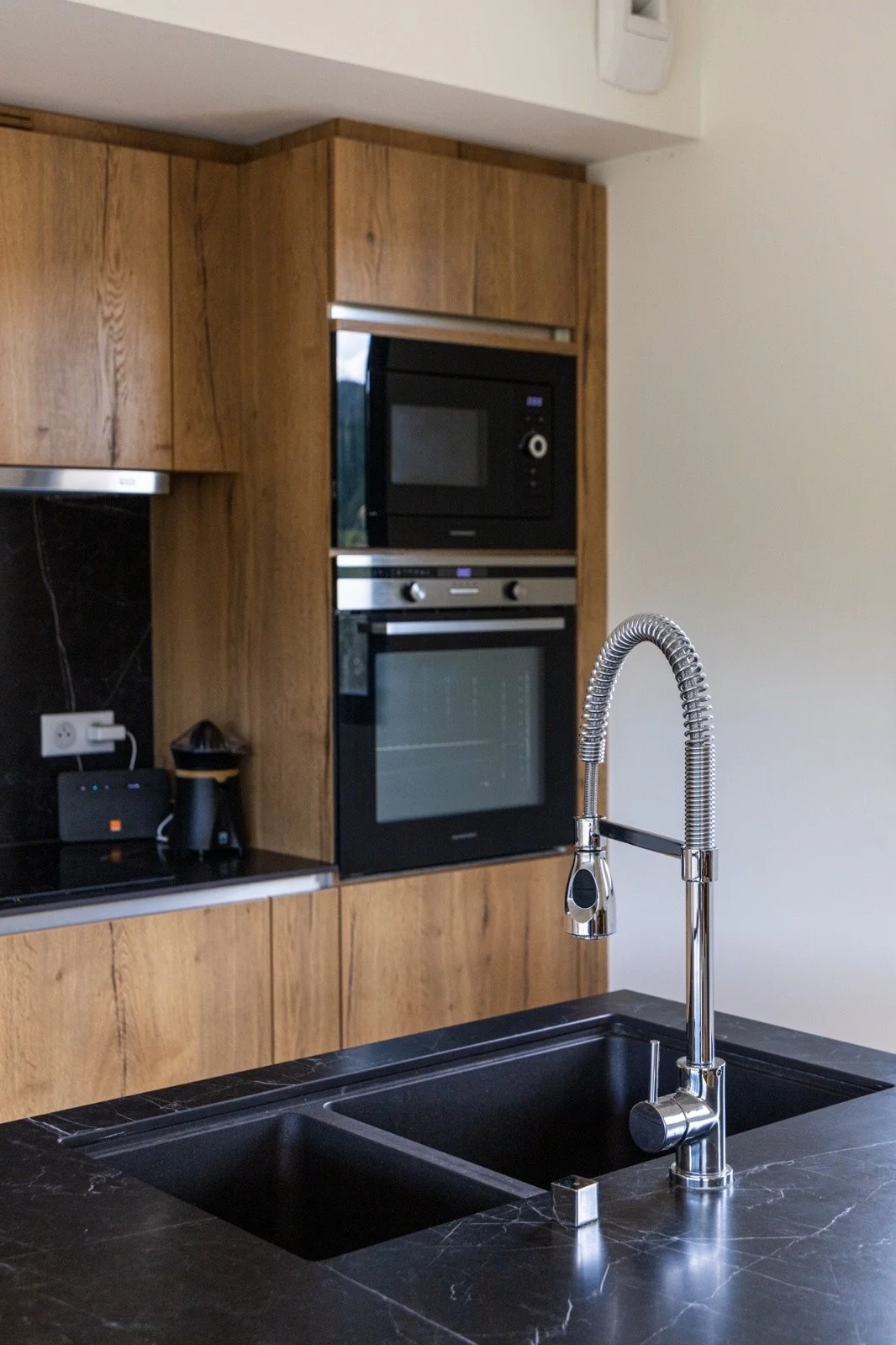 Keuken met oven en magnetron.