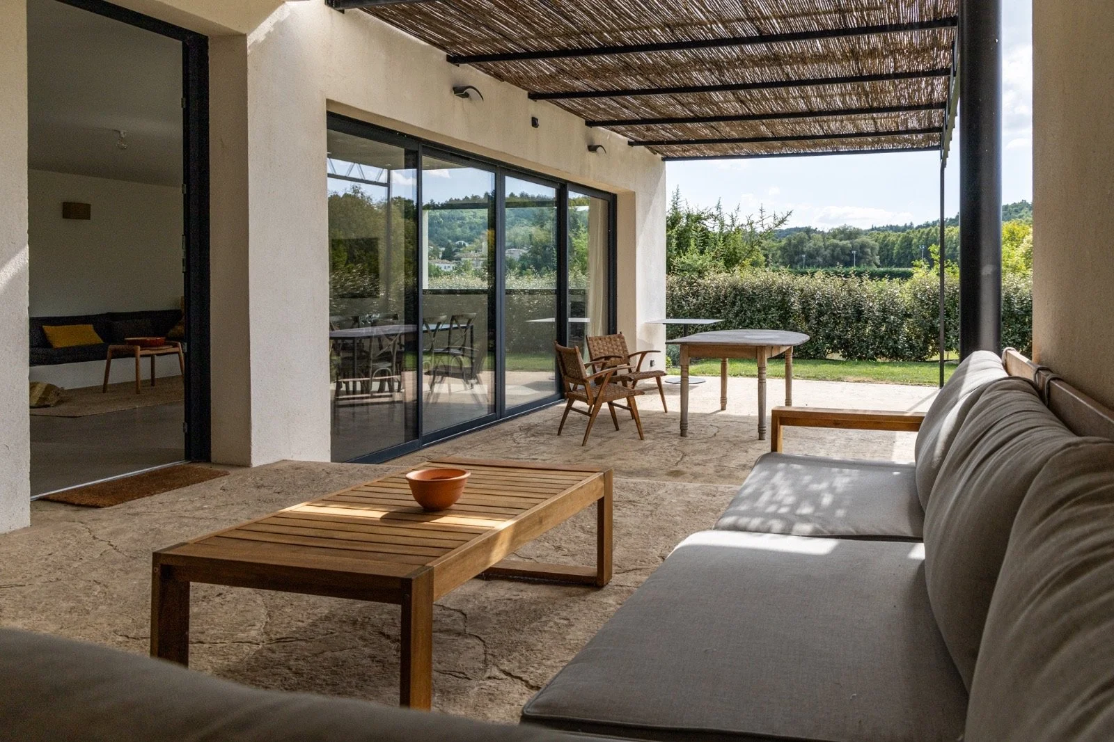 Twee buitenterrassen met mooi uitzicht over de bergen. 1 terras met eettafel en 1 terras met loungehoek.