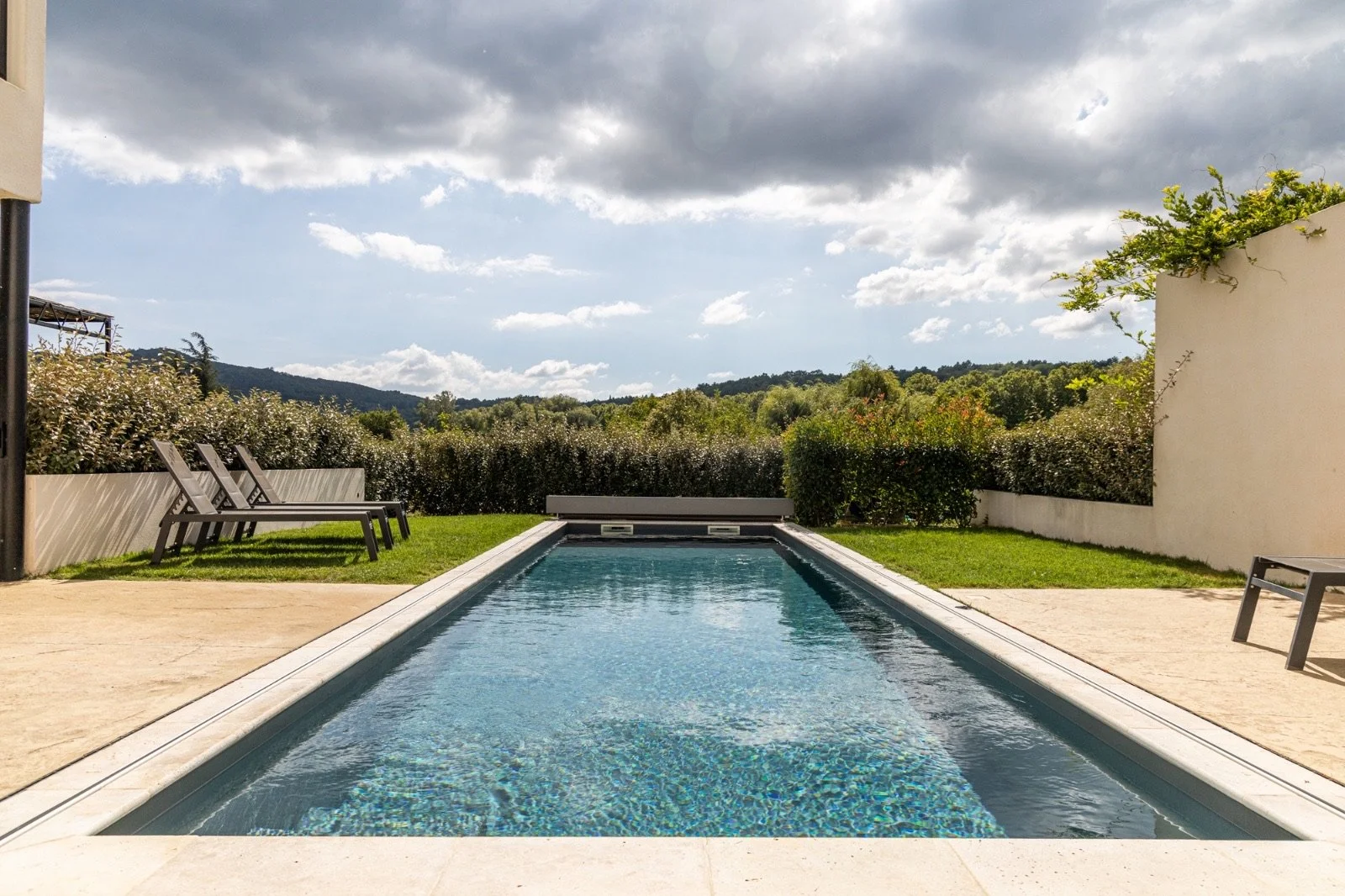 Gedeeld zwembad met prachtig uitzicht over de Provence.