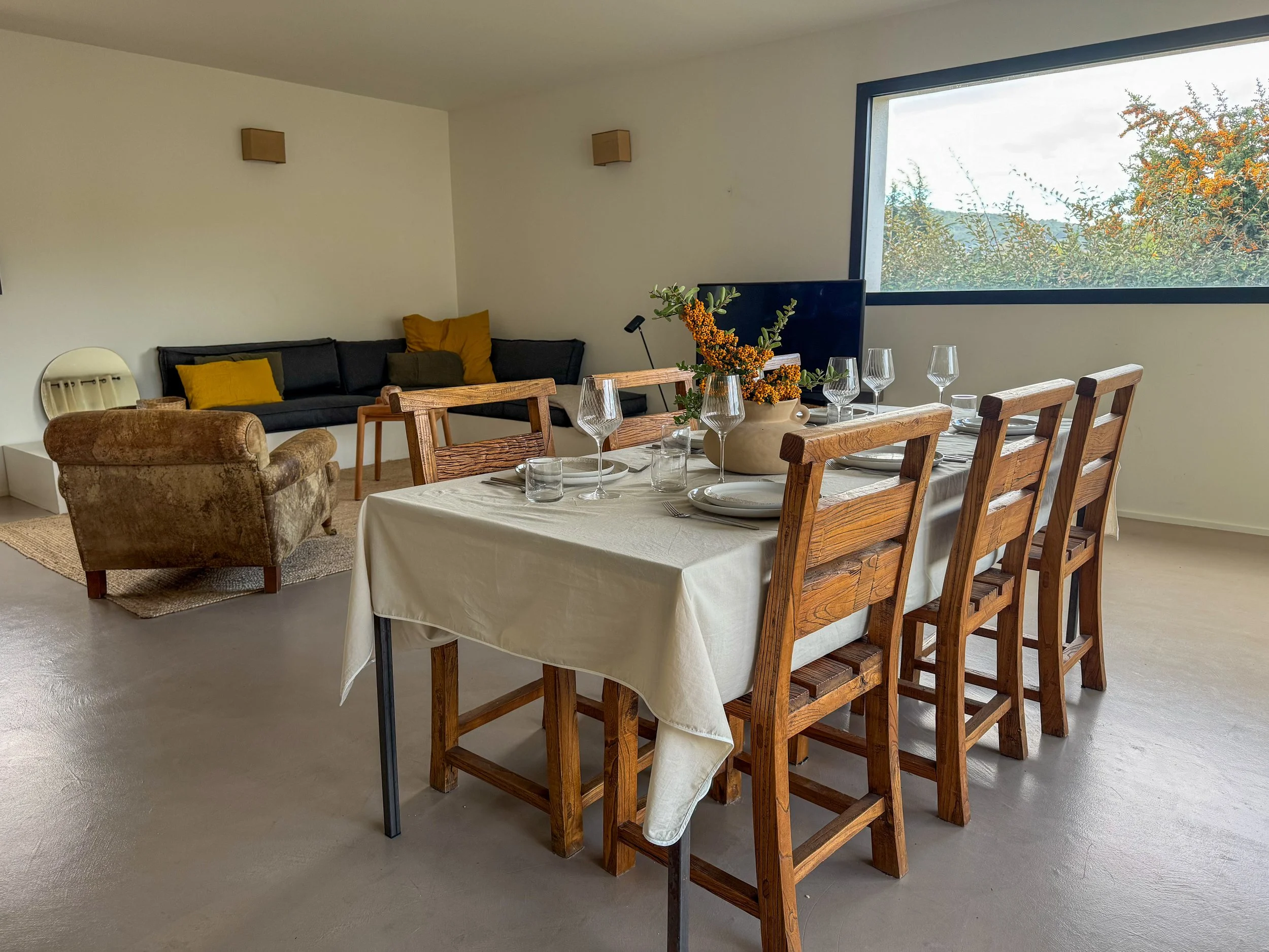 Tafelen met panoramisch uitzicht over de heuvels en bergen van de Provence.