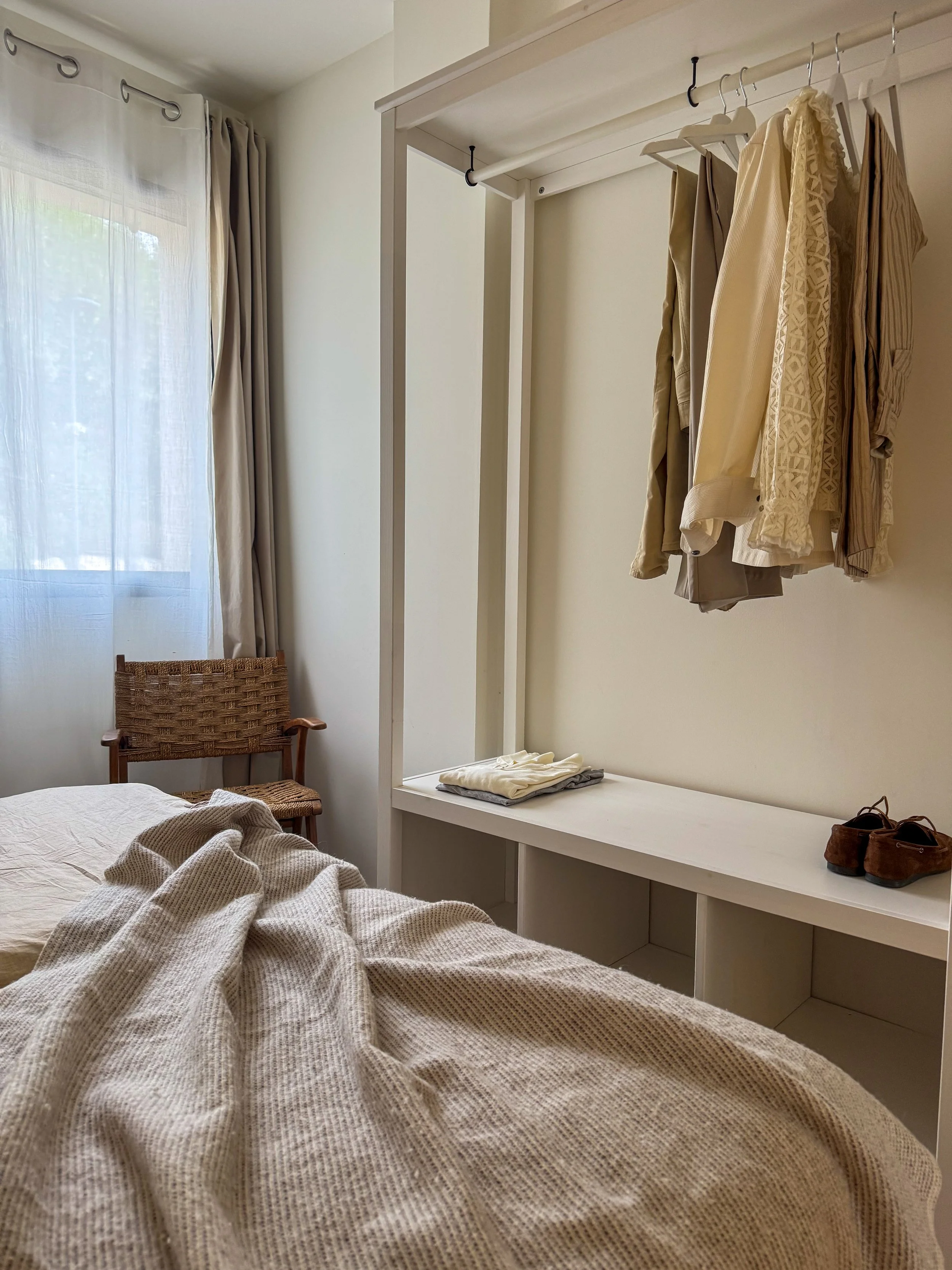 Slaapkamer met opbergruimte.