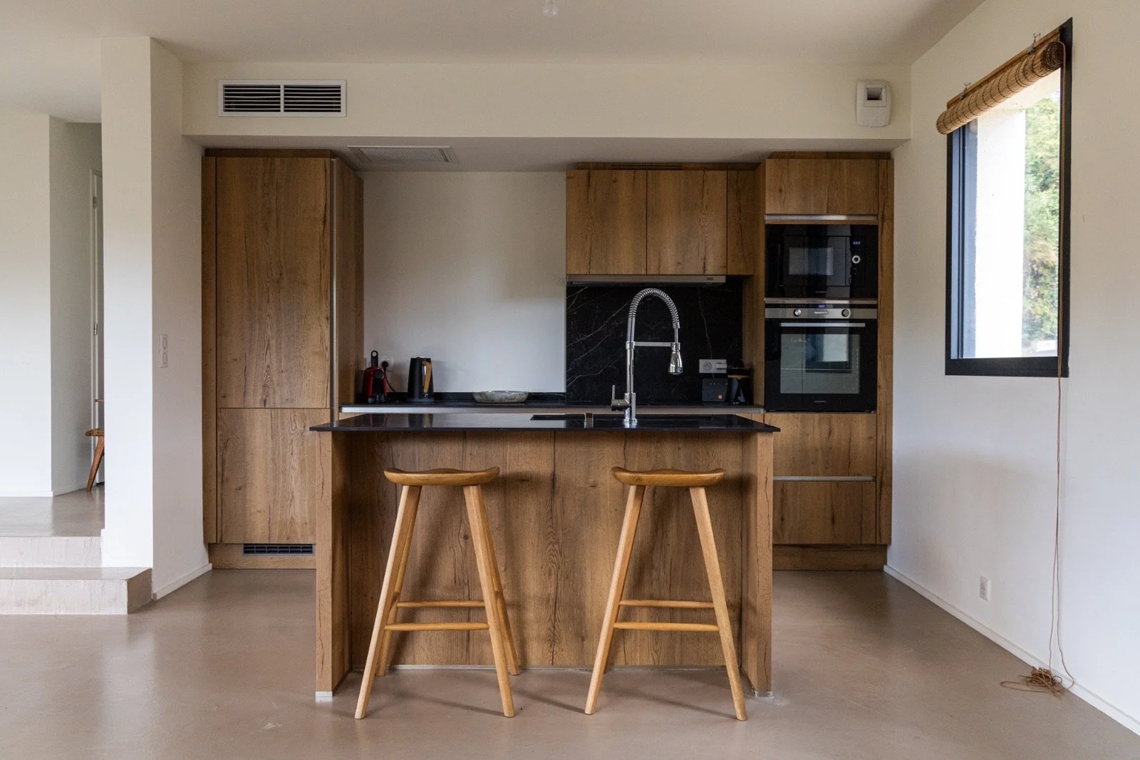 Ruime open keuken met kookeiland.