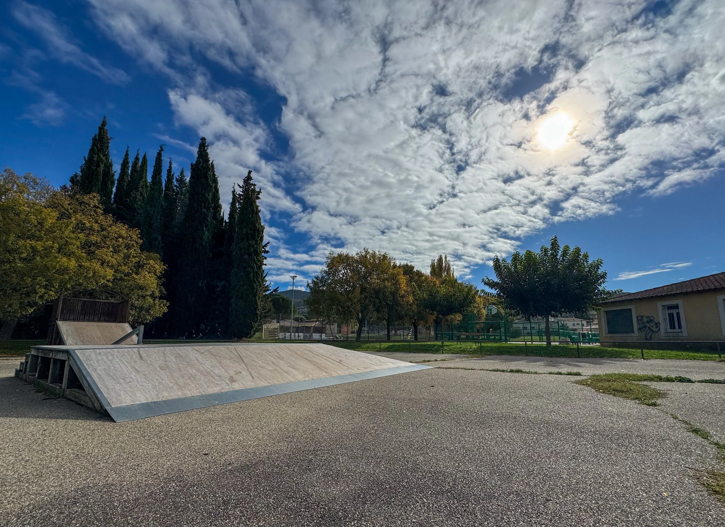 Skatepark, basketbalveld, en tennisbanen om de hoek. De omgeving van maison Morrivelle biedt genoeg vrije tijdsvoorzieningen. 