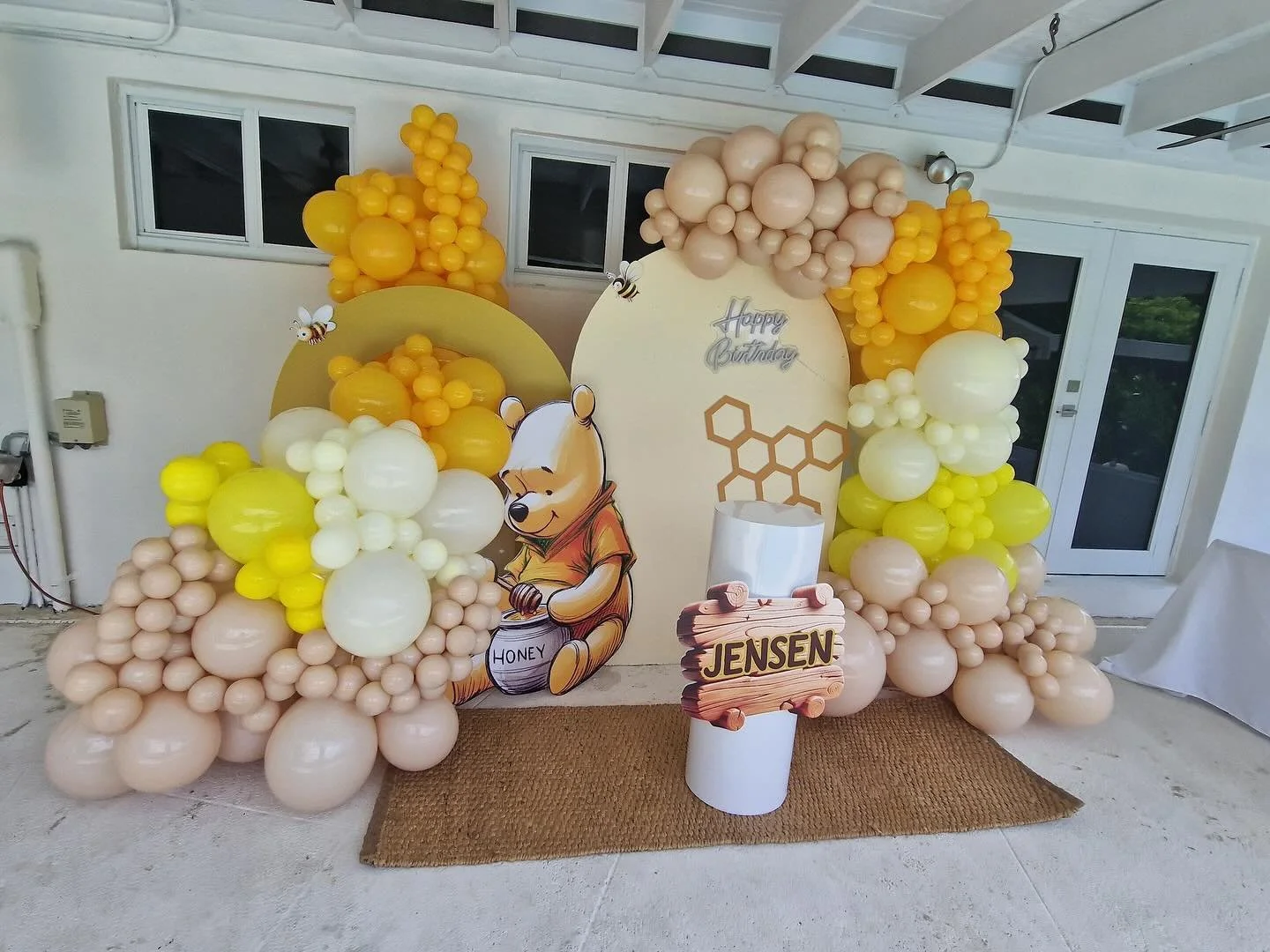 Un d&iacute;a sin una fiesta es como&hellip; un tarro sin miel.&rdquo; 🐻🍯✨
Esta decoraci&oacute;n inspirada en Winnie the Pooh nos rob&oacute; el coraz&oacute;n 💛
Cada detalle fue pensado para crear un momento m&aacute;gico y lleno de ternura.

🎈