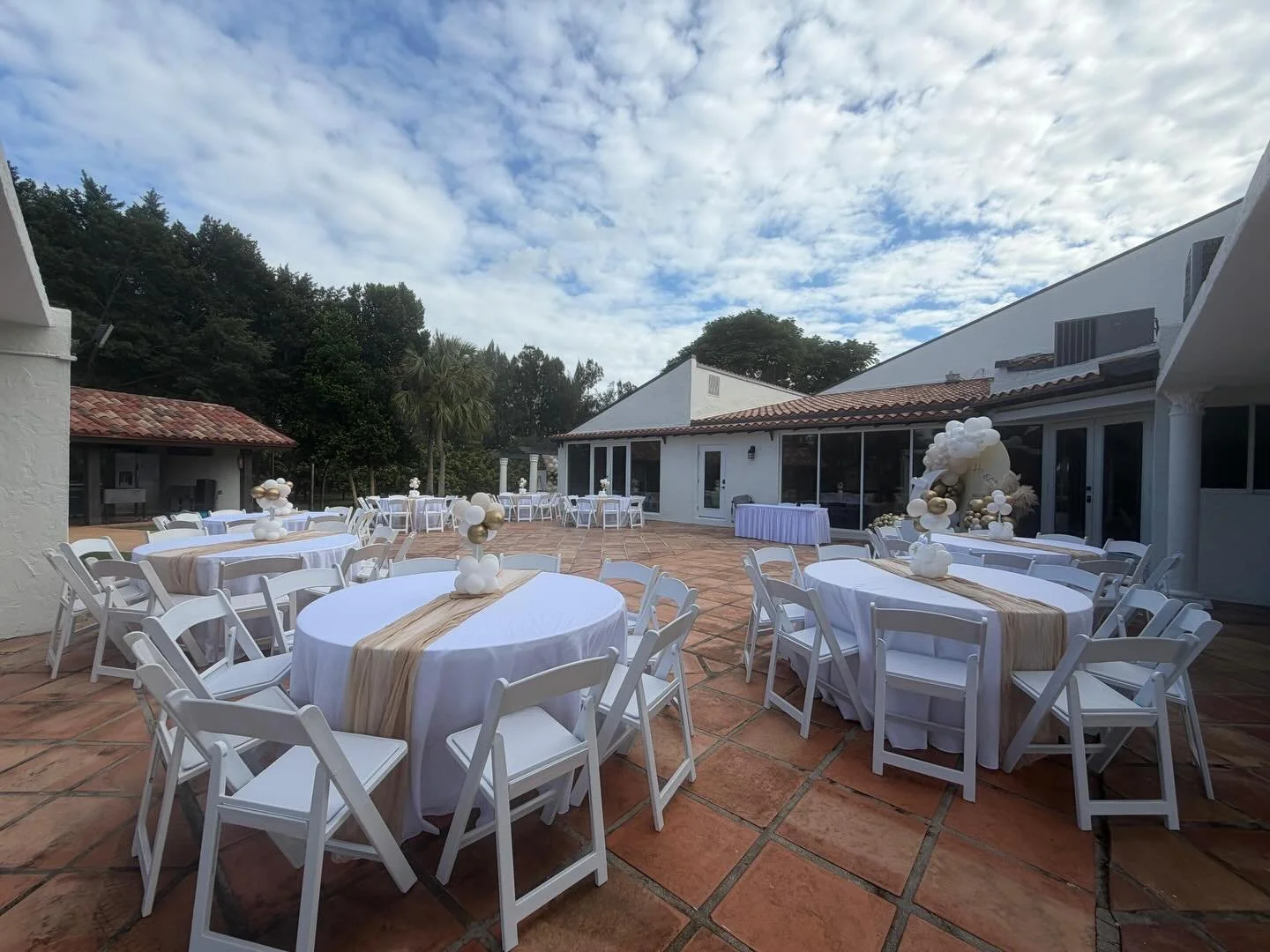 ✨ Los detalles tambi&eacute;n cuentan la historia ✨

Mesas, sillas y centros de mesa cuidadosamente dise&ntilde;ados en blanco y dorado para complementar este gender reveal tan elegante y especial 🤍✨
Porque una celebraci&oacute;n inolvidable no solo