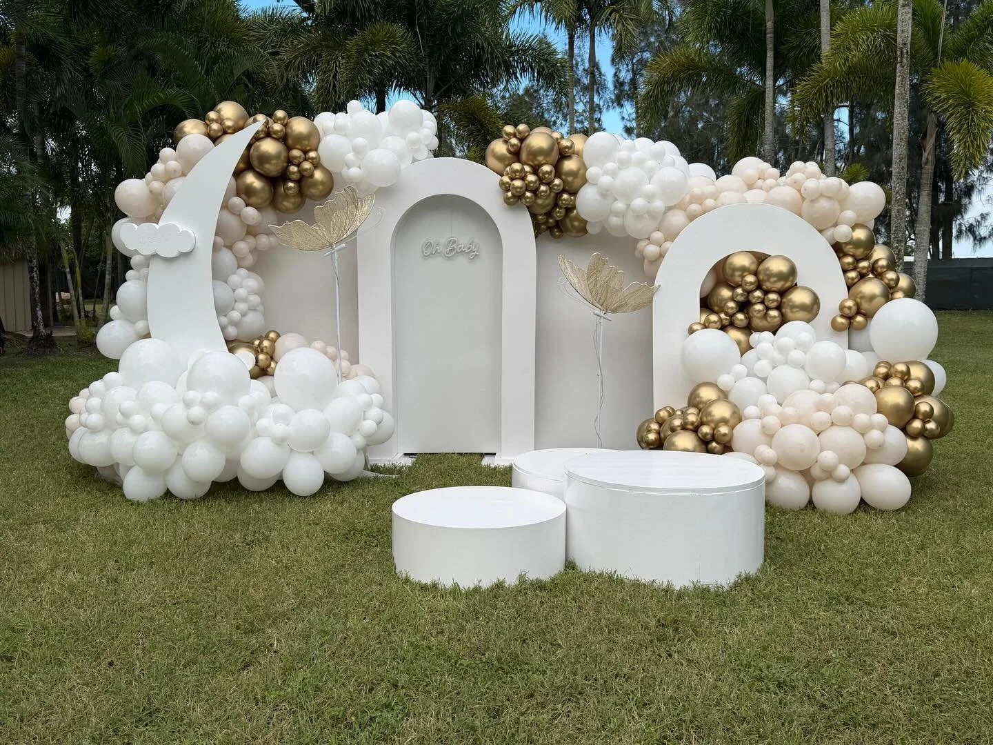 Golden &amp; white details for a moment filled with love ✨🤍
Another angle of this being gender reveal &mdash; because when the design is timeless, every view deserves to be shared.

Soft tones, golden accents, and a setup created to highlight the em