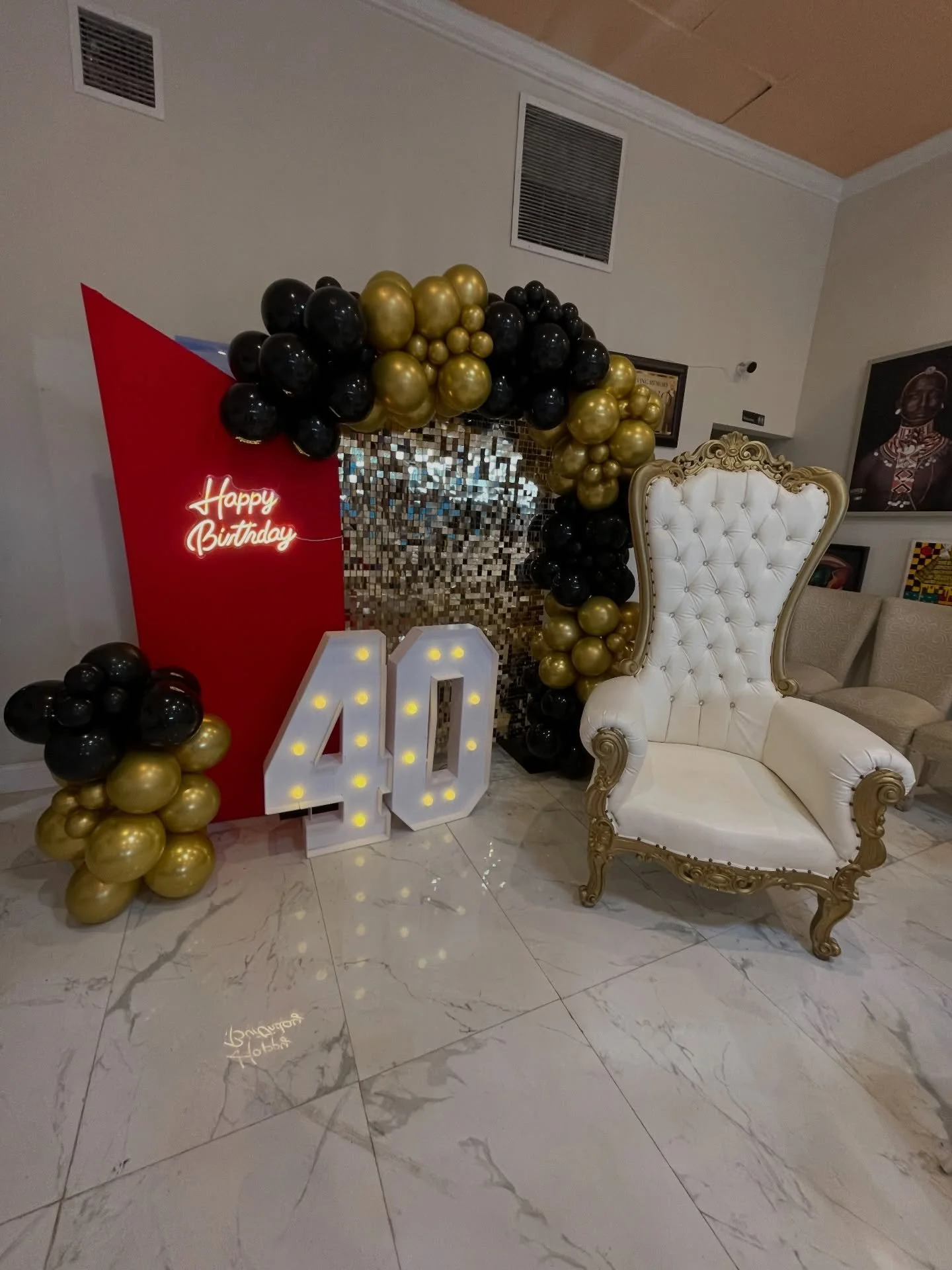 🔥✨ 40 nunca se vio tan bien ✨🔥

Celebramos esta nueva vuelta al sol con un setup elegante en rojo, negro y dorado 🖤❤️✨
Un cumplea&ntilde;os lleno de estilo, personalidad y detalles que marcan la diferencia.

Porque cada etapa merece celebrarse a l