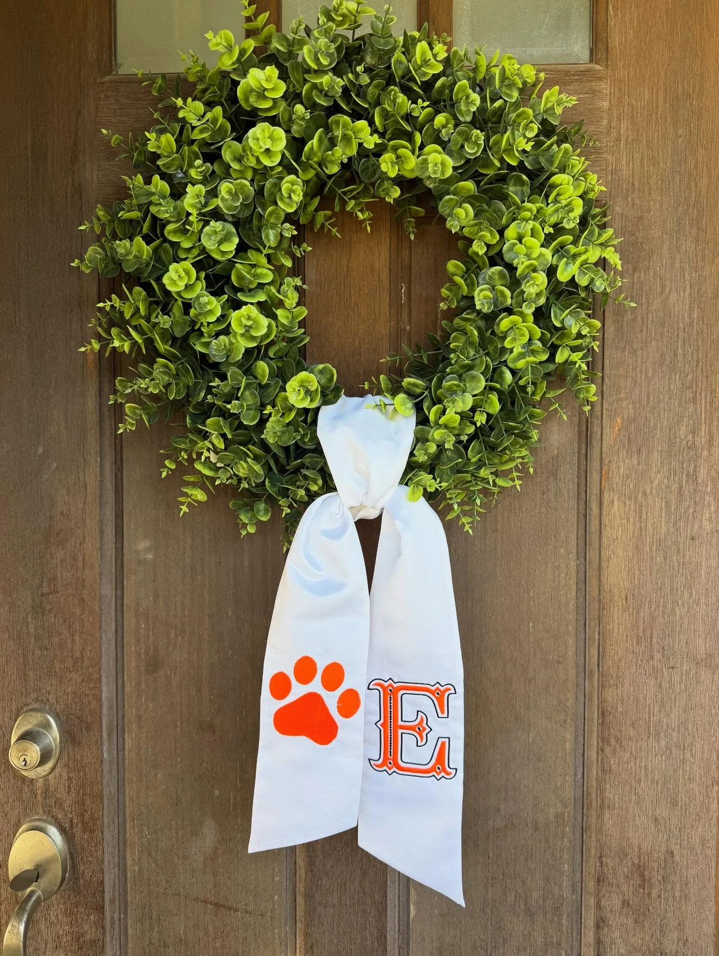 Custom wreath sashes are becoming my favorite project 🐾🧡

Dm me to order one for your door!
#embroidery #aledomoms #wreathsash #custommade