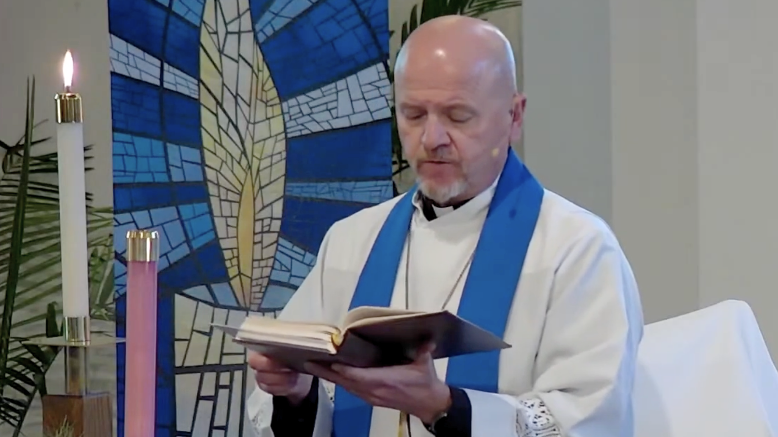 Pastor Kahle delivering the Advent message and lighting a candle at Redeemer Lutheran Church, guiding the congregation in reflection and preparation for the celebration of Christ’s birth.