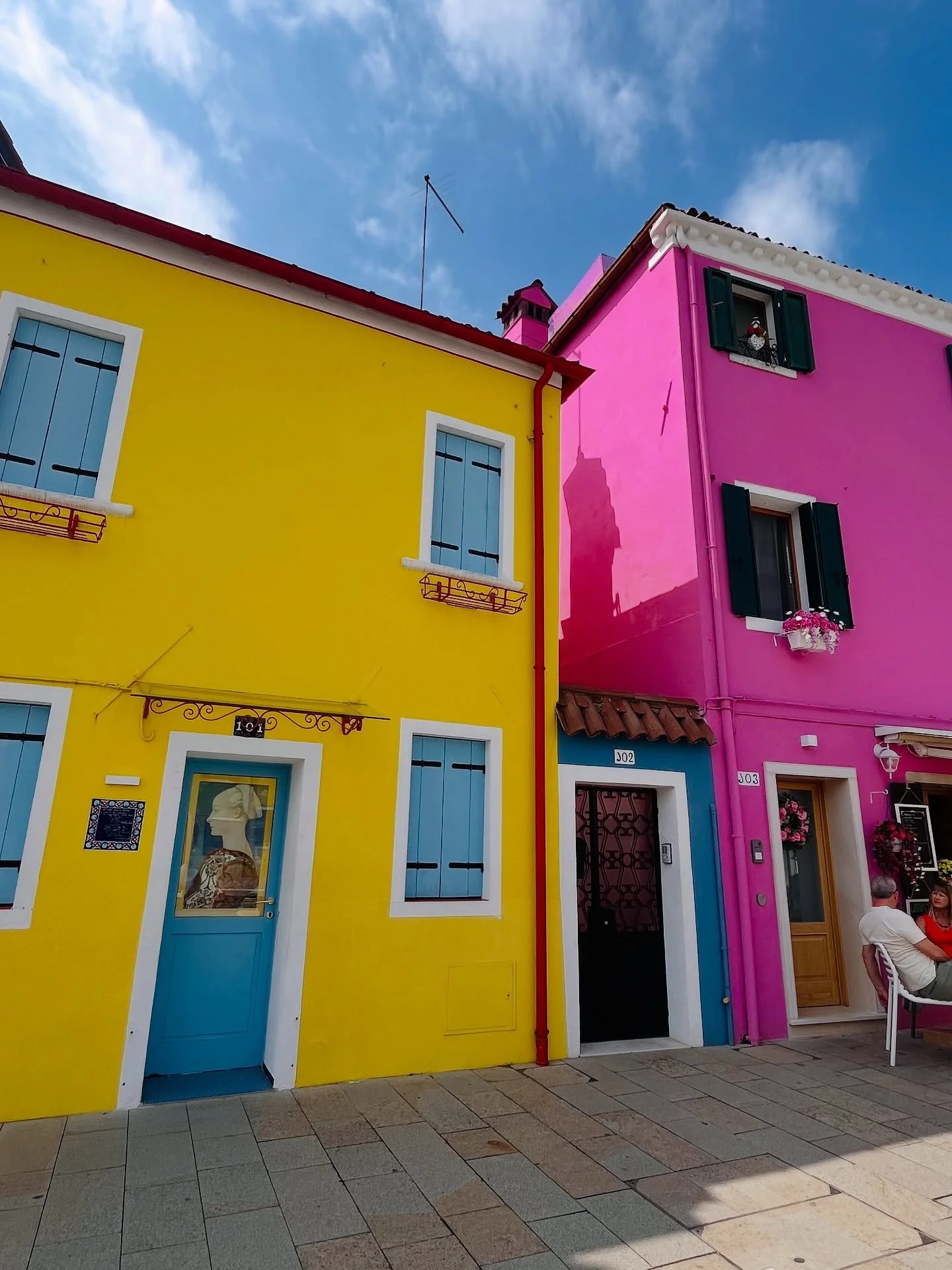 Burano ✨ ein Traum aus Farbe, der sich im Wasser spiegelt. H&auml;user wie gemalte Sehnsucht, jede Wand ein eigener Ton, jede Gasse ein Mosaik der Freude. T&uuml;ren und Fenster blicken hinaus wie Augen, die von l&auml;ngst gelebten Sommern erz&auml;