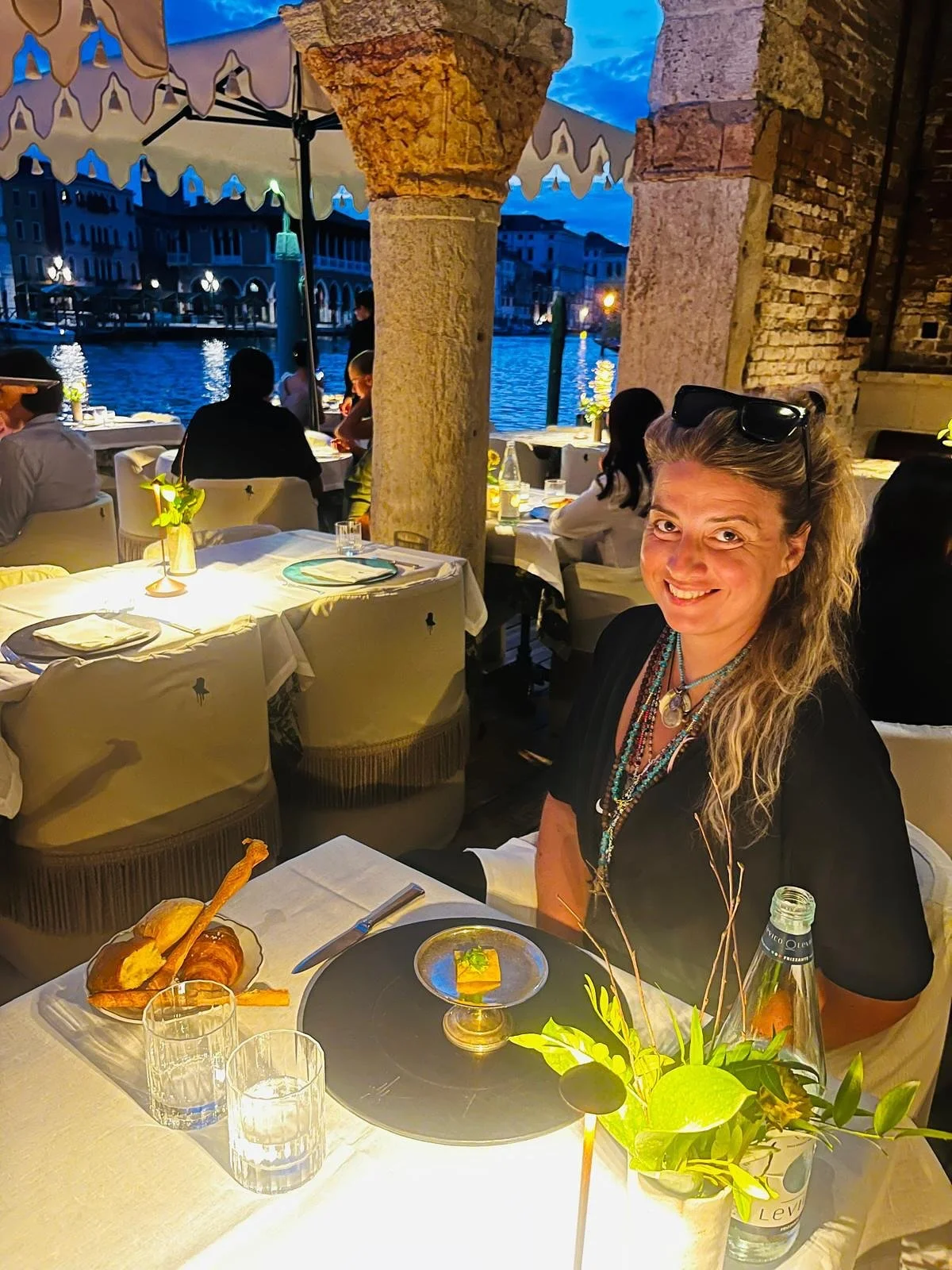 Abende in Venedig &ndash; umarmt von der Stadt. Die Rialto-Br&uuml;cke erhebt sich wie ein Traum aus Stein, das Wasser tr&auml;gt die Stimmen vergangener Jahrhunderte. Im sch&ouml;nsten Restaurant &ouml;ffnet sich die Nacht wie ein Gedicht: Kerzen fl