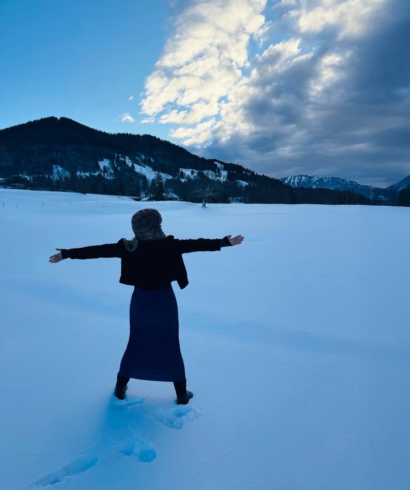 Die Berge sind Ma&szlig;stab &ndash;
f&uuml;r Geduld, f&uuml;r Standhaftigkeit.
Sie beobachten, tragen Zeit in sich,
dr&uuml;cken den Himmel nach oben.

Je l&auml;nger man bleibt,
desto leiser wird alles andere.