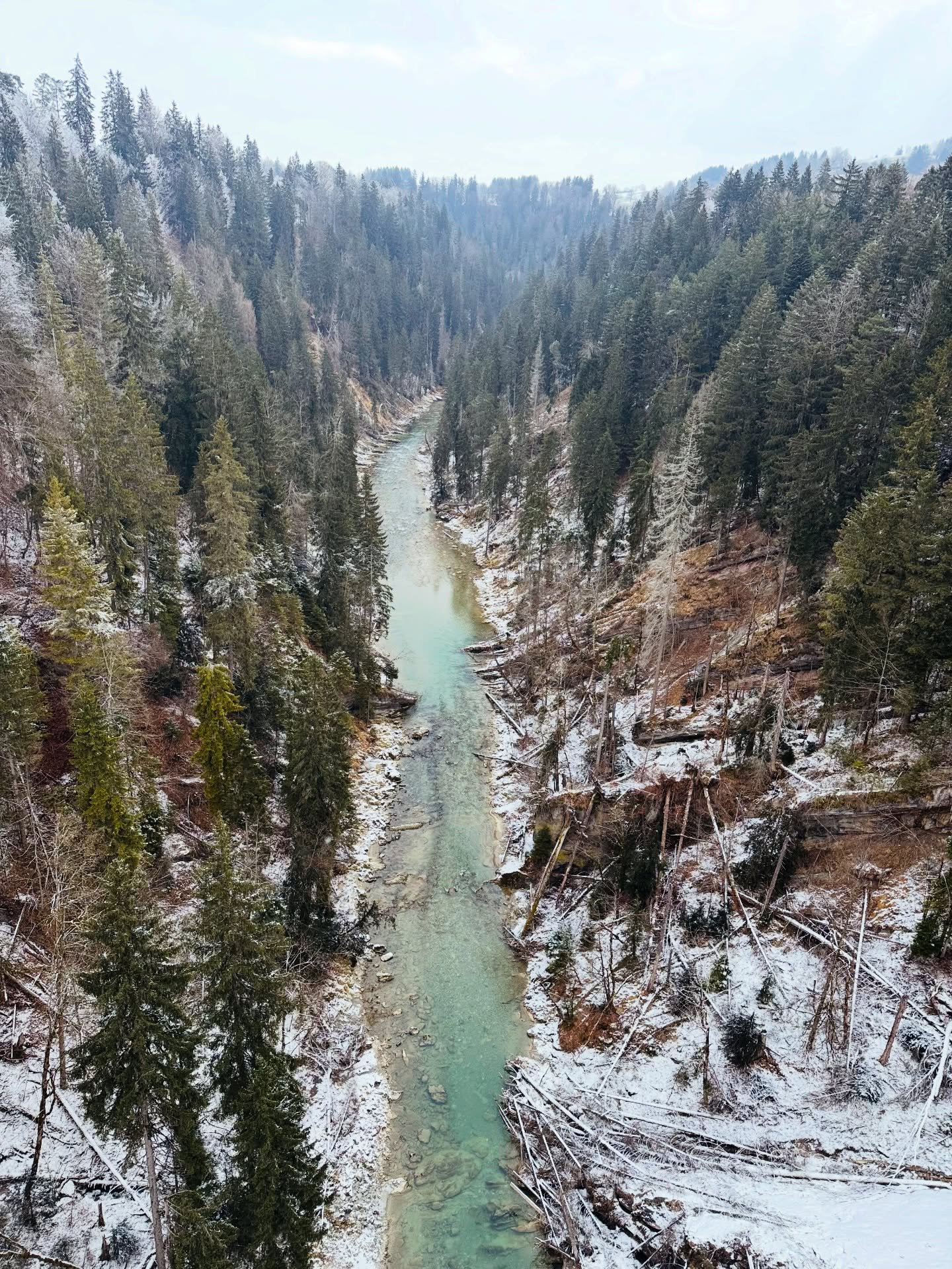 Es gibt Orte, an denen ich mich selbst hinter mir lasse: Dort werde ich wie ein Vogel, der Wind greift in mein Haar, die Weide bindet meinen Blick, und jeder tiefe Atemzug ist pure Lebensfreude.

Das erste Bild zeigt die aktuelle Sicht. Das zweite Bi