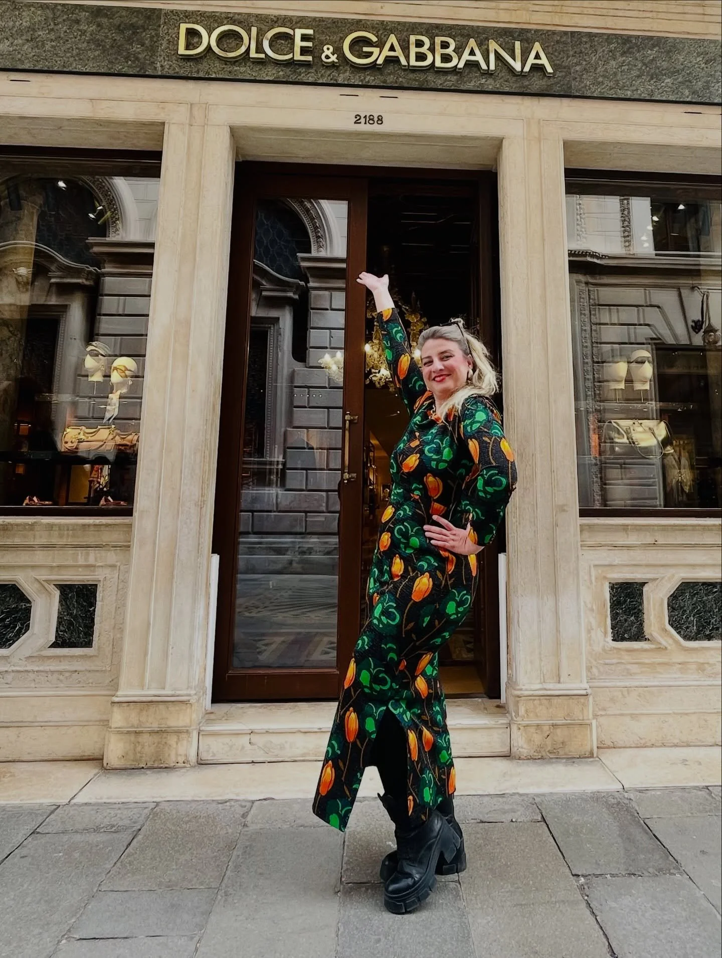 Getting ready for a night in Venice with @dolcegabbana and @chiara_iera_makeup 💋