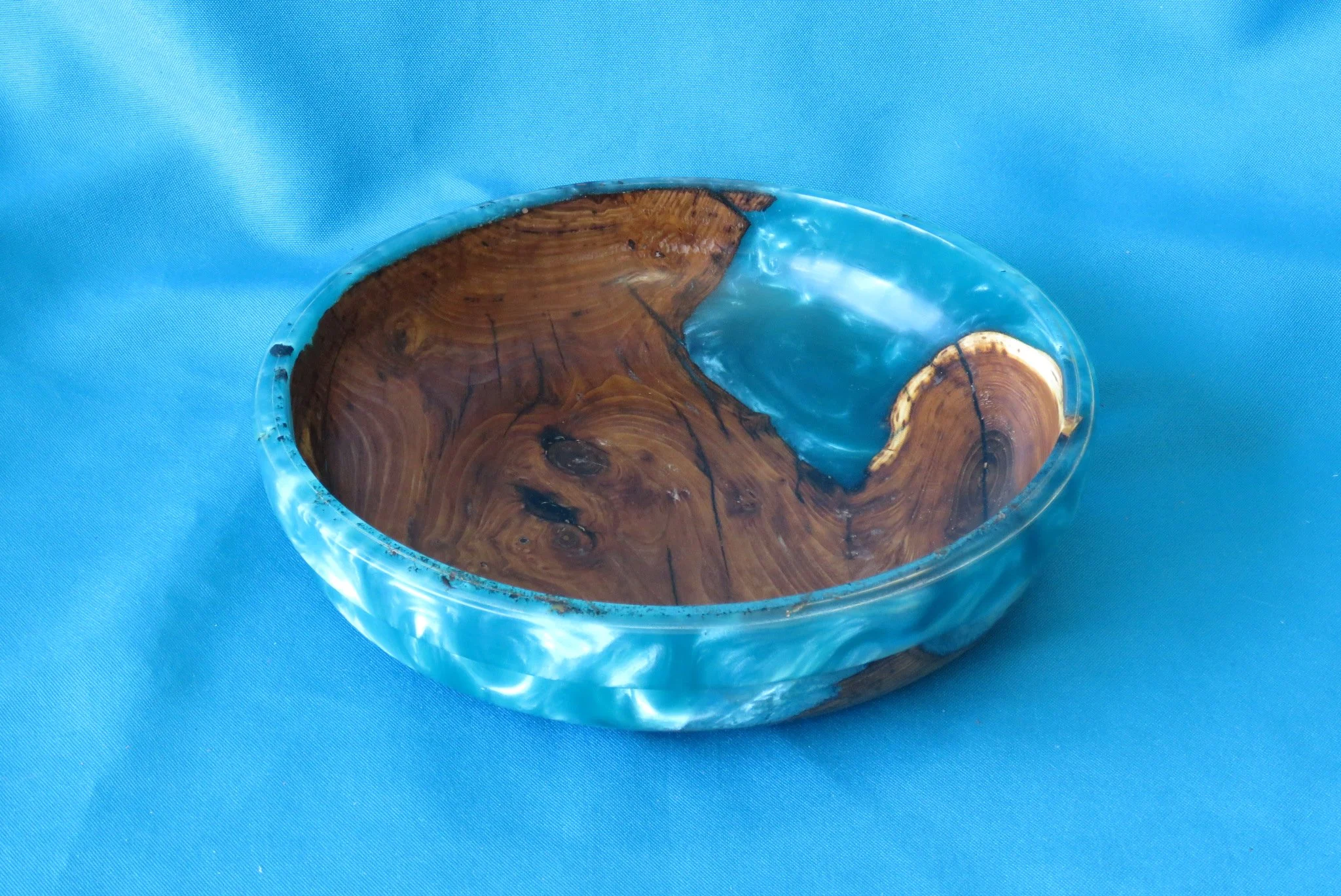 Robert Rocheleau
Decorative bowl, Walnut, resin