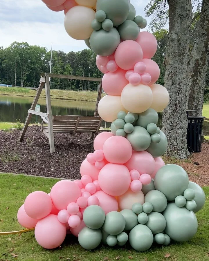 simple &amp; sweet ✨

colors: @tuftexballoons meadow, lace, and romey 

#babyshowerballoons #liftedbylety