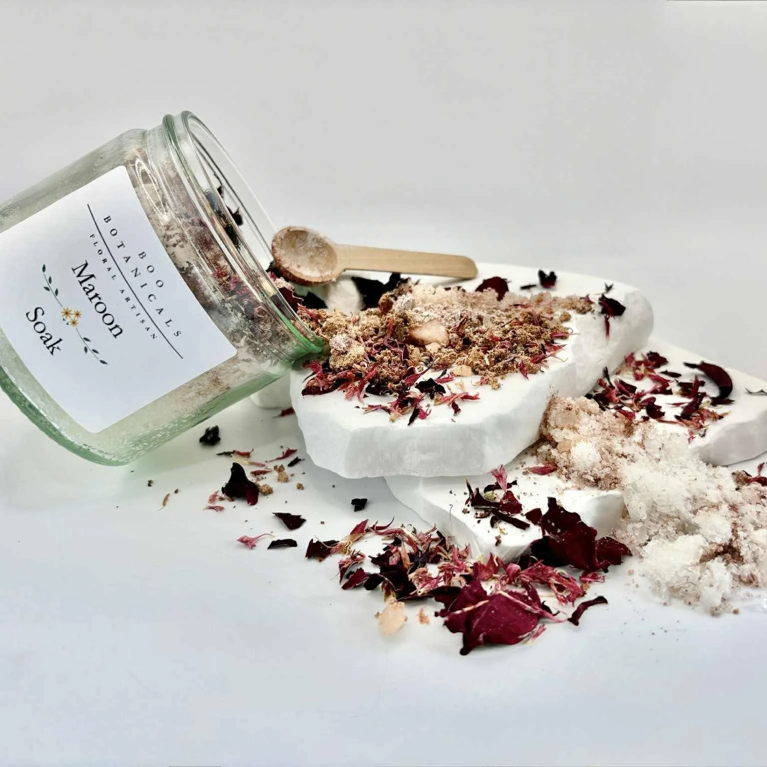 Sink into serenity with our Clay Body Soak! Enjoy the luxurious blend of Himalayan pink salt, Dead Sea minerals, and magnesium flakes, infused with pure essential oils and natural clays.
Let the gentle earth tones swirl through the water as tension m