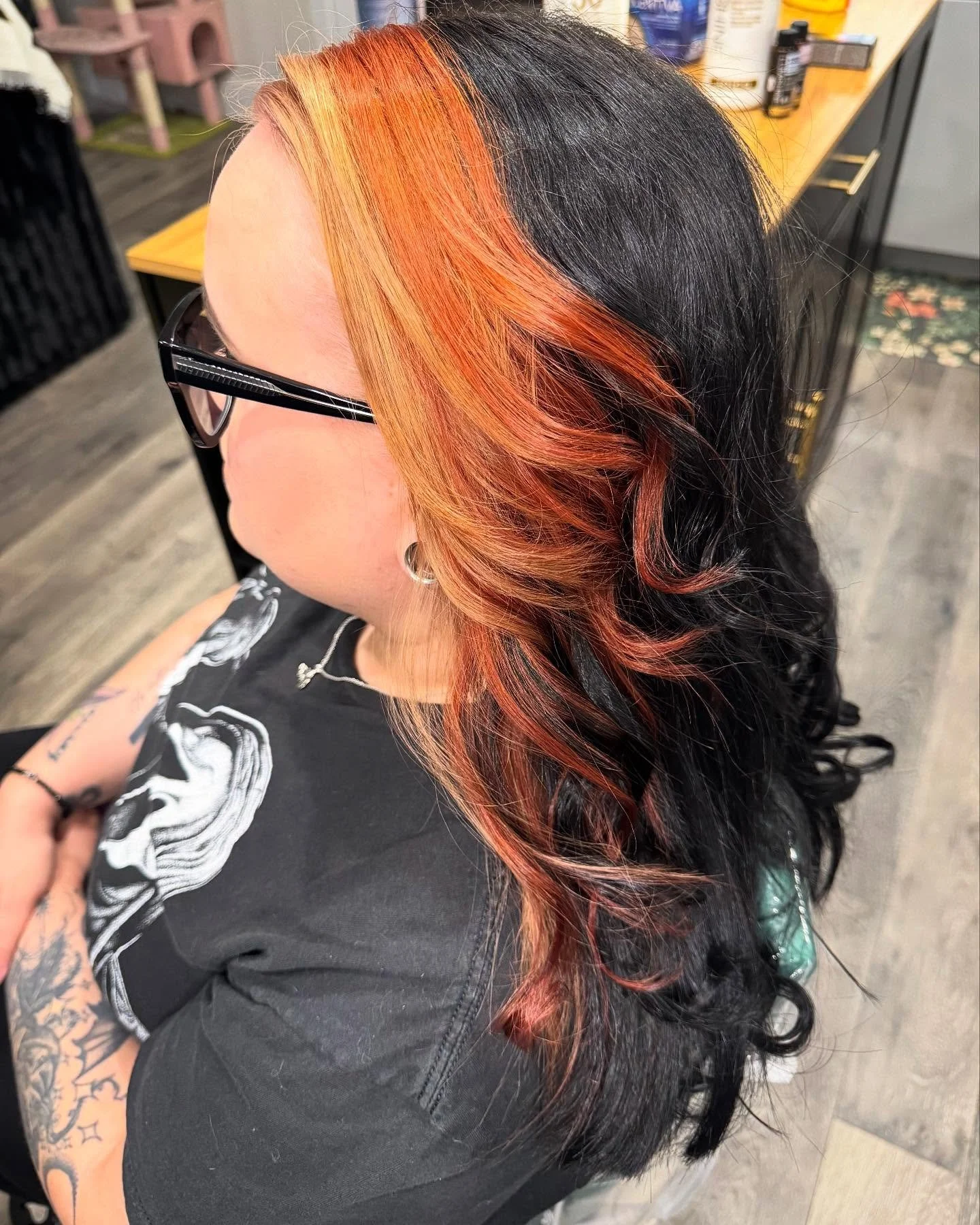 Gorgeous black, copper, blonde combo. Spooky Queen 🖤🎃🧡

#cosmetologist #cosmo #colorist #spookyhair #hair #halloweenvibes #goodgirlbeautystudio #goodgirl