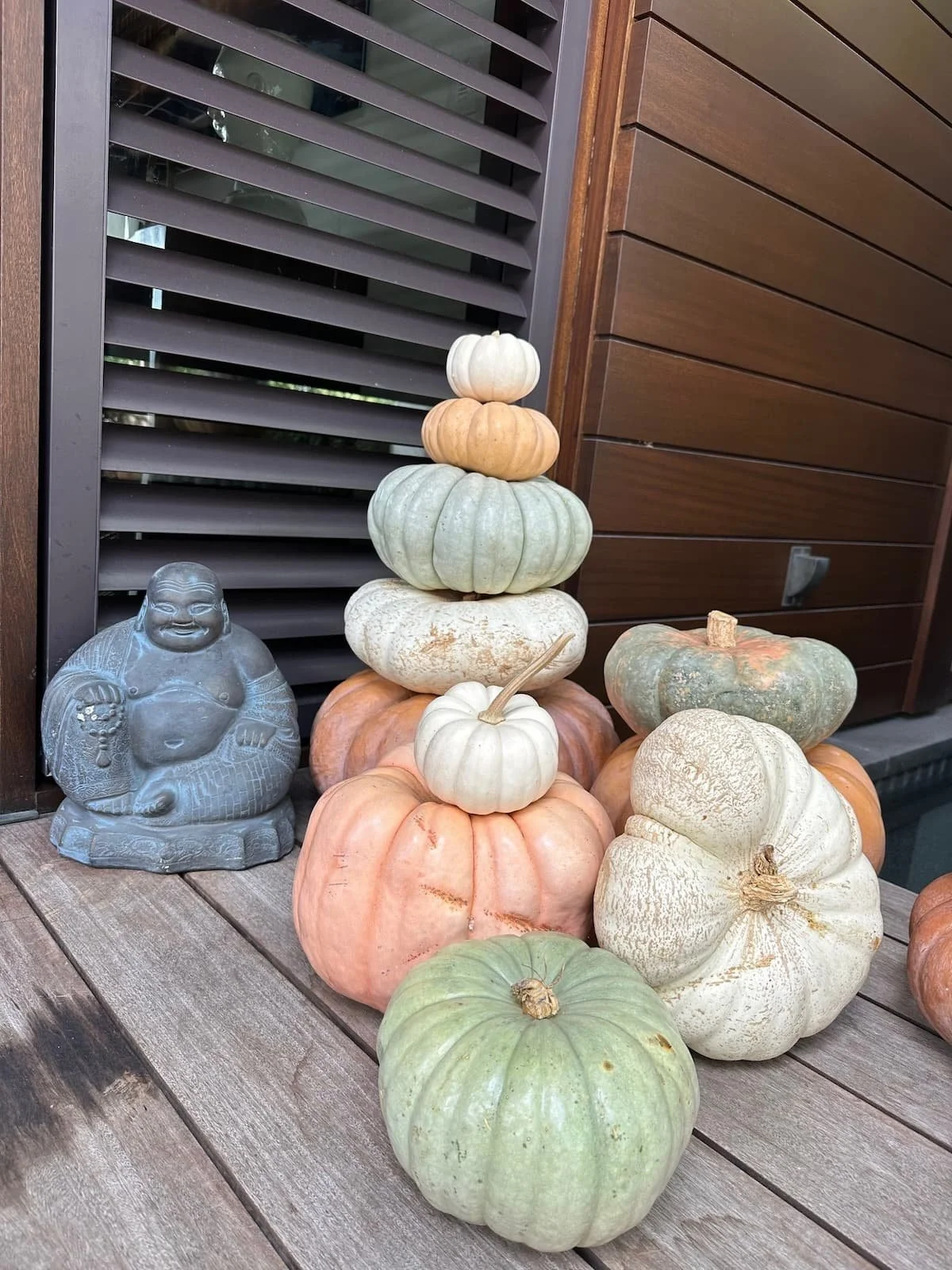 Maison Pumpkin - Luxe Package example front porch home design and layout for a home in South Bay and Los Angeles stacked pumpkins on front porch