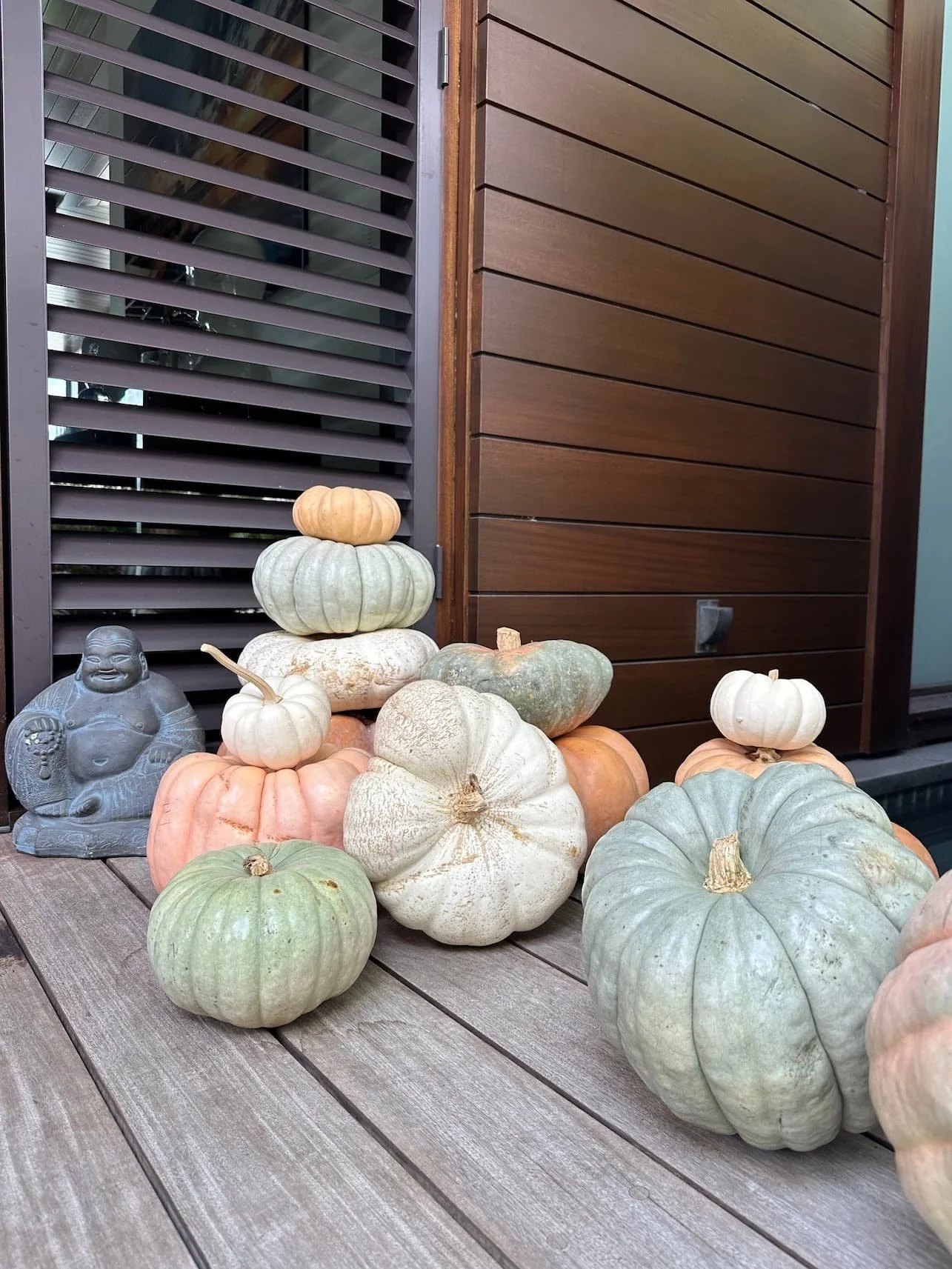 Maison Pumpkin - Luxe Package example front porch home design and layout for a home in South Bay and Los Angeles stacked pumpkins on front porch