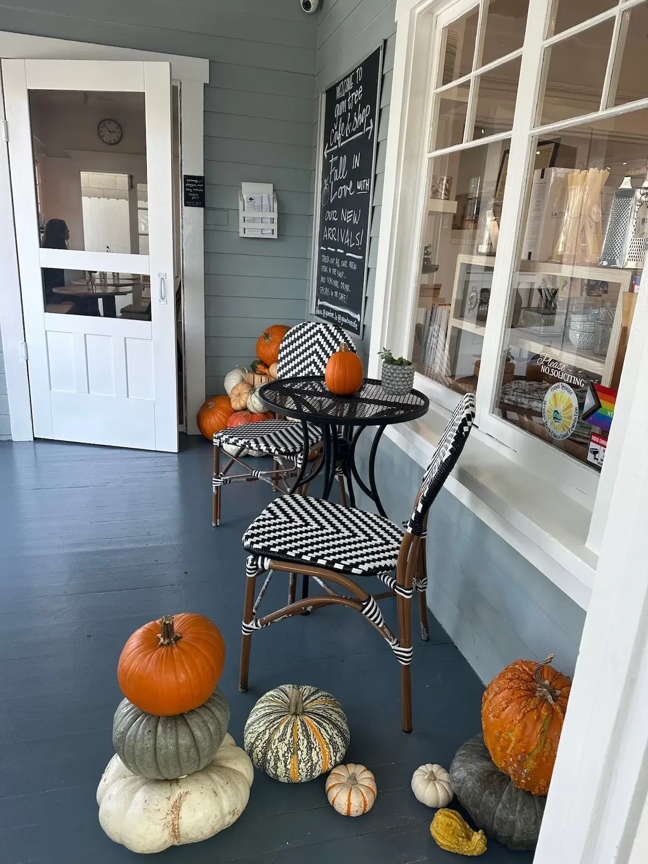 Example porch design by Maison Pumpkin with front table