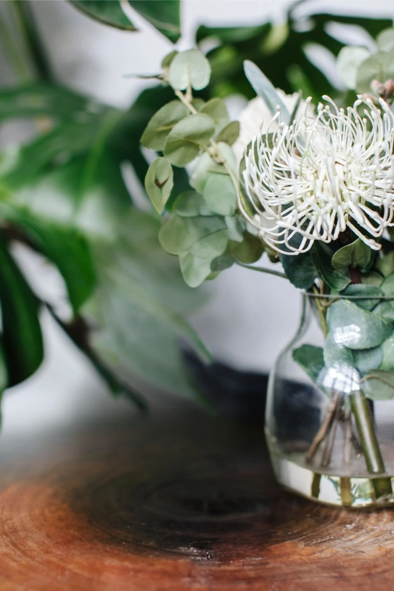 Natural floral arrangement  in a glass vase – calming wellness décor at Jata Holistic, Montville