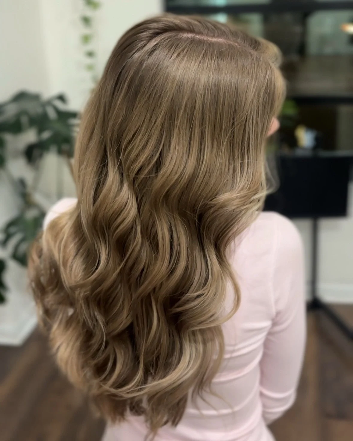 Proof that going darker can feel lighter 🤎
&bull;
&bull;
&bull;
#reversebalayage 
#brunettehair 
#dimensionalbrunette 
#livedincolor