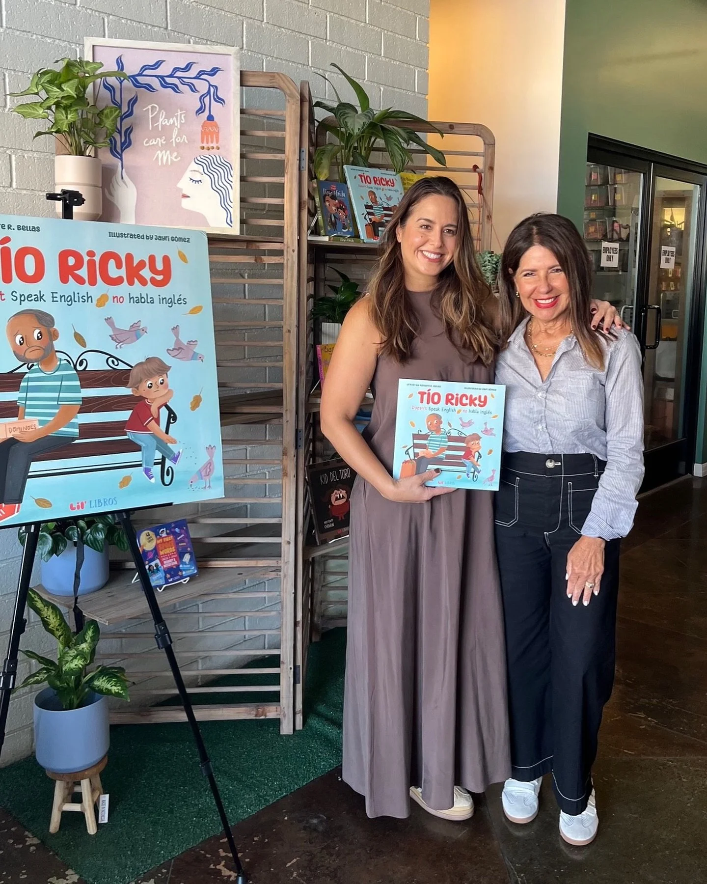 A joy to meet Erika Chung owner @localfixture today! 

Thank you for hosting us in your lovely store, Erika! ❤️❤️❤️

@lil_libros 

#T&iacute;oRickyBilingualBook #T&iacute;oRickyBookTour #picturebook
#LanguageandCulture #bookstsgram #LilLibros #Marite