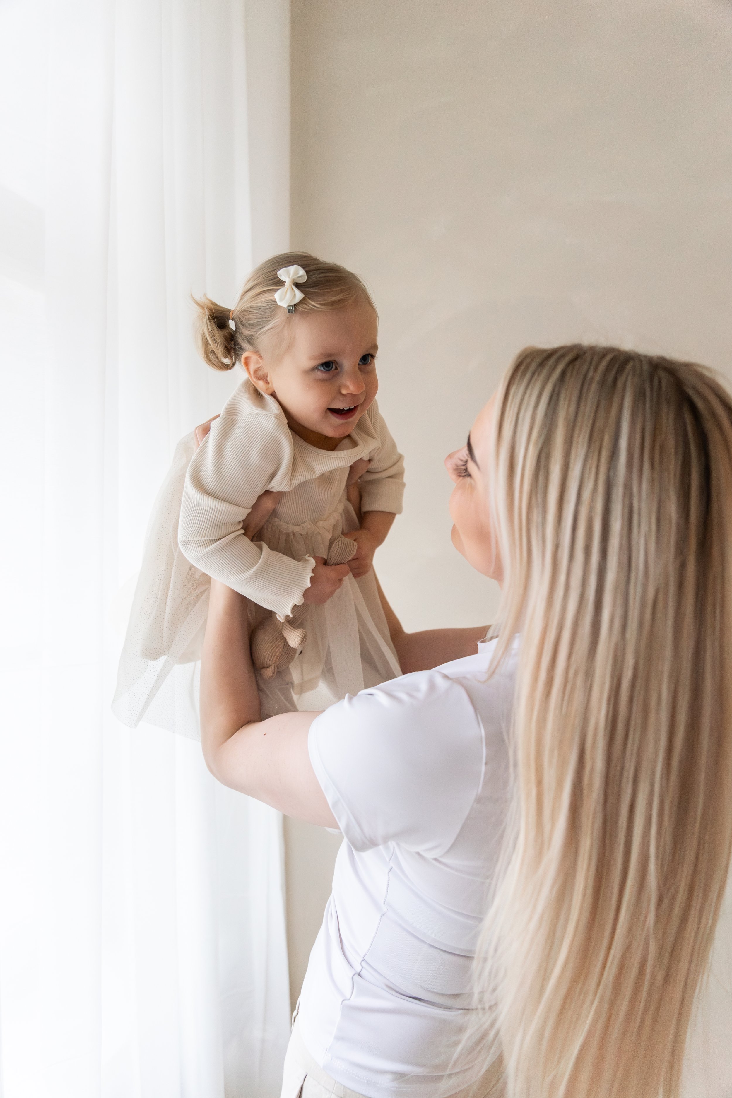 Äiti ja tytär leikkimässä yhdessä. 