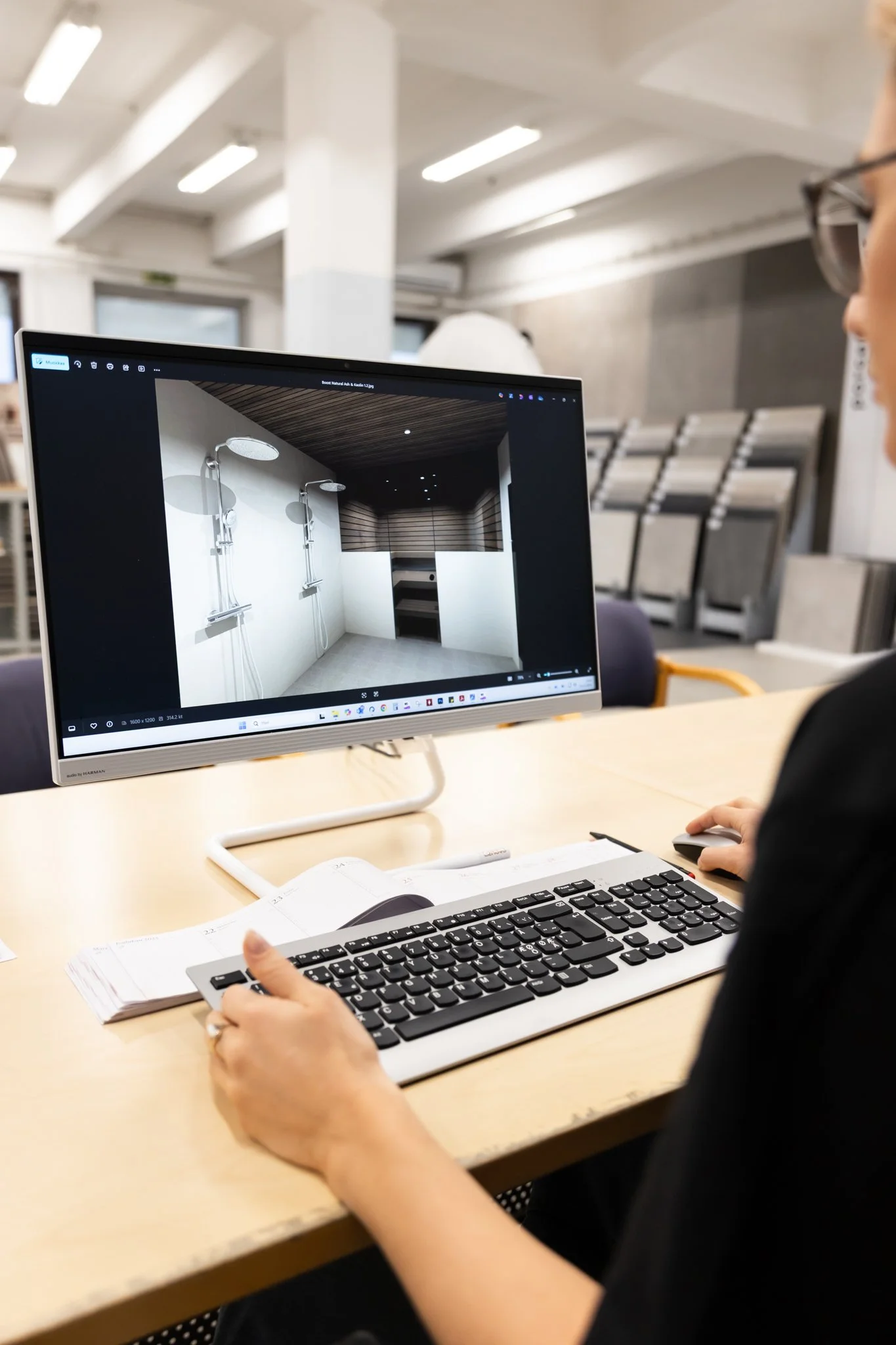 Tietokoneen näytössä on 3 suihkua ja kylpyhuoneen suunnitelma.