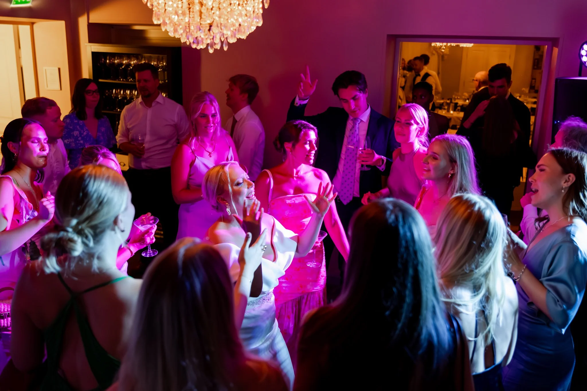 Väkeä tanssilattialla dance floor ja diskovaloja hääjuhla helsinki