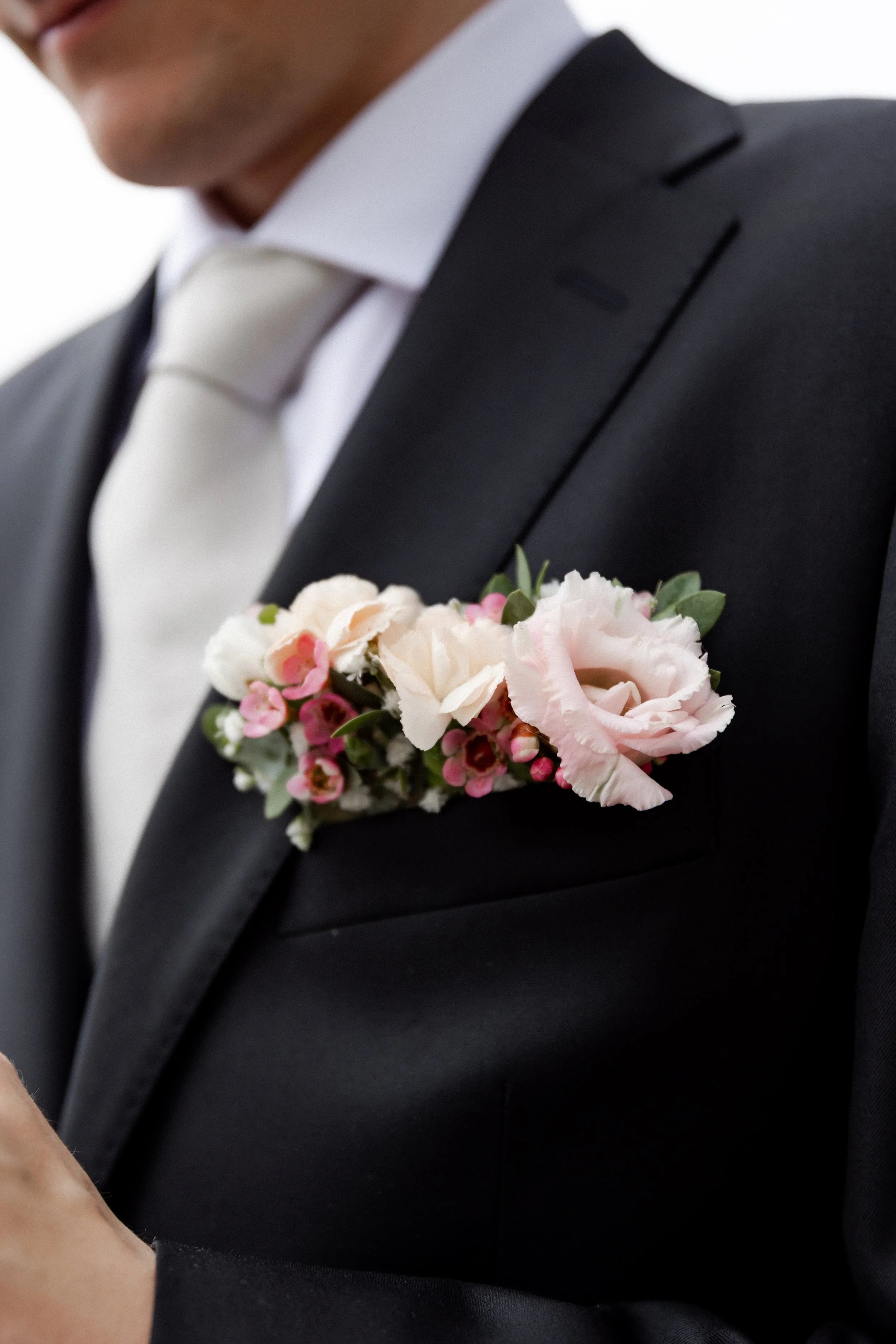 Sulhasen kaunis kukkaviehe lähikuvassa. Kukat ovat värikkäitä ja kauniita.