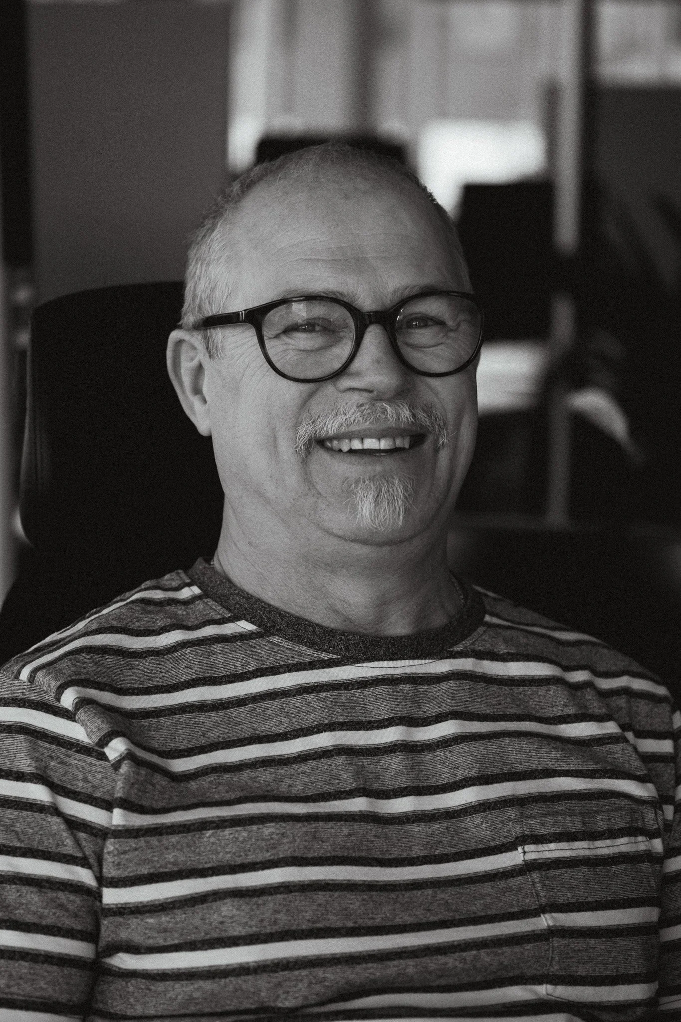 Profilbild av en människa i silhuett. Ingen ansiktsdetaljer syns.