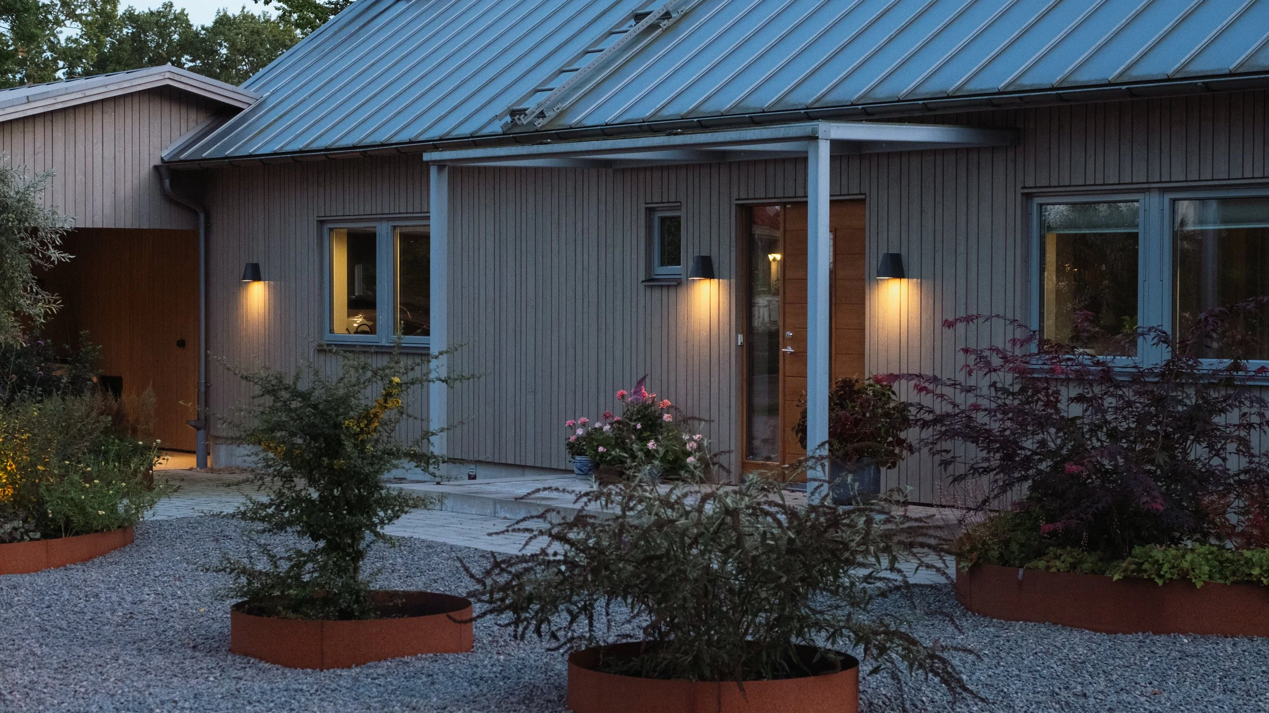 Vacker villa i skymningsljus.