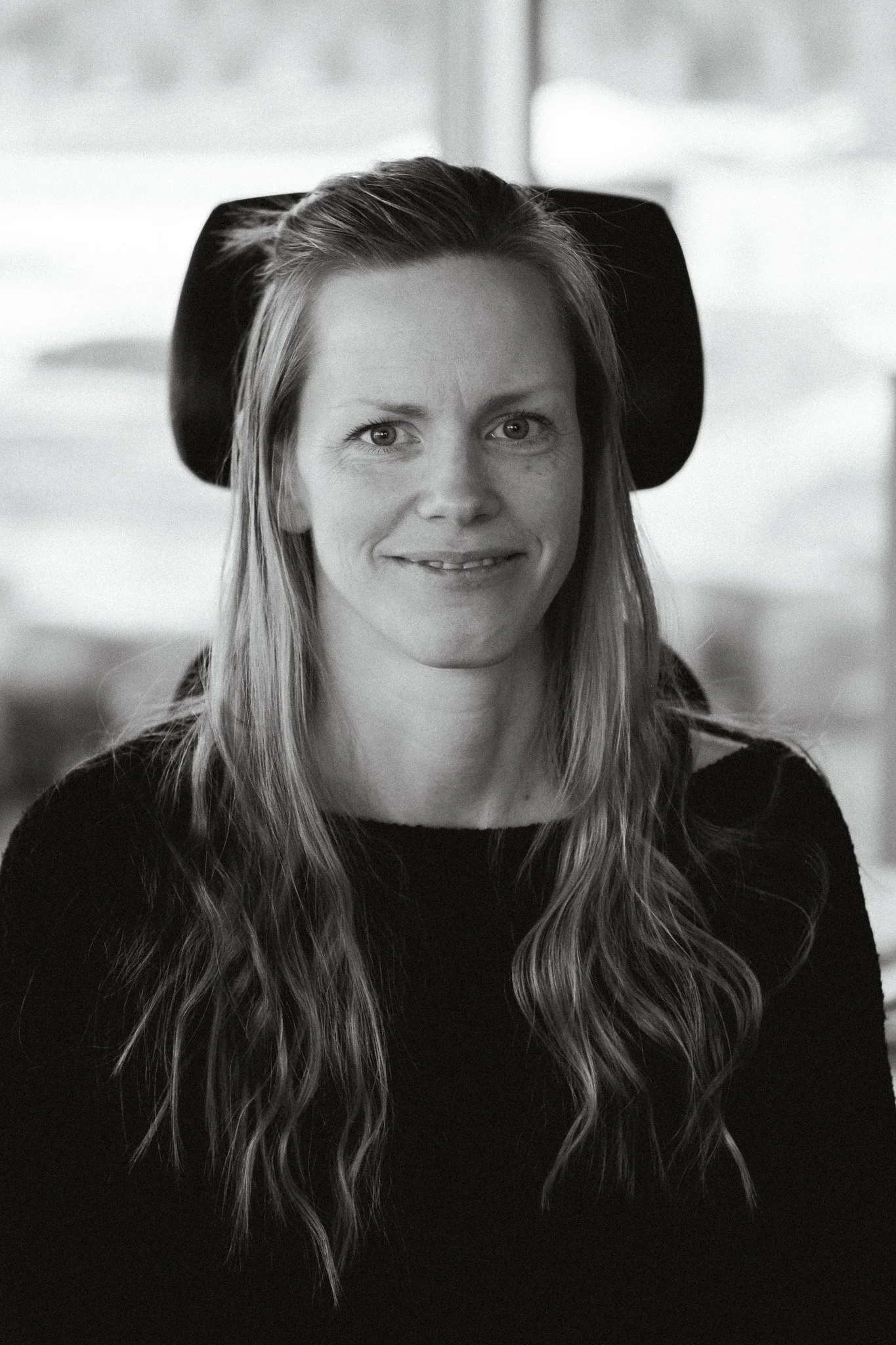 Silhuett av en person med kort hår i en rund badge.