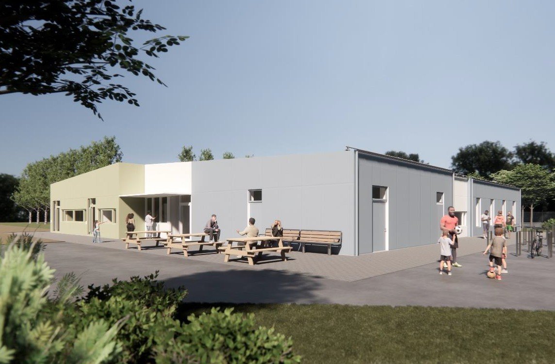 Modern byggnad med uteplatser och barn som leker, träd och gräs i bakgrunden.